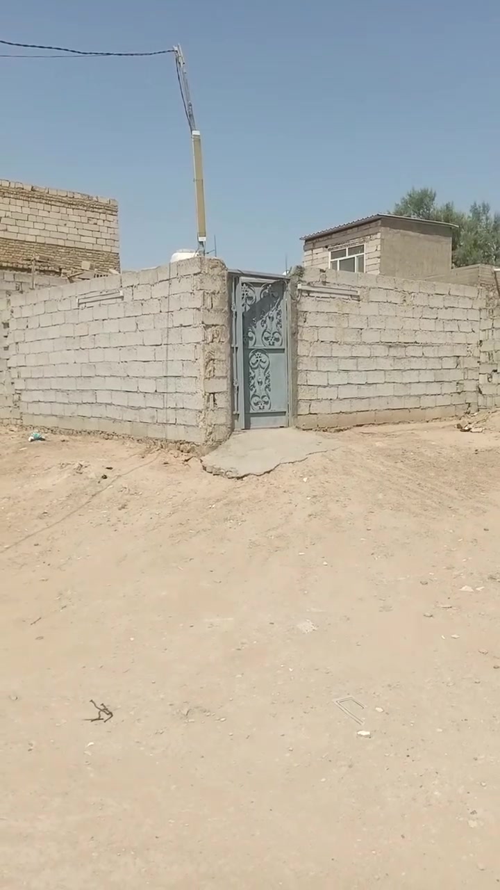 سلام عليكم بيت لبيع المساحه 100متر  يحتوي على غرفه 4+6 وصاله 4+4
مكشوفه وحمام بس مطبخ مكامل طارمه كلش جبيره 
العنوان شارع المطار بجهت االمخازن وره صناعي بظبط 
باسمي مكاتبه نفس ليوم اسويلك بيع مستعجل 8ملاين 
***********
