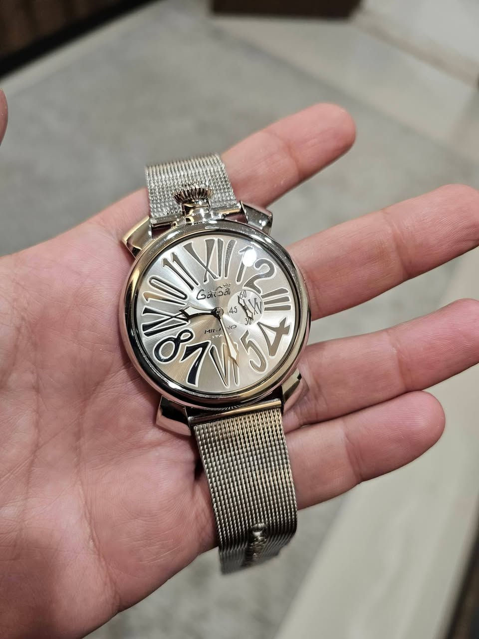 ⌚ ساعة أصلية – GaGa Milano
ساعة أنيقة من ماركة GaGa Milano الإيطالية، تصميم فاخر ومميز كاملة المرفقات 

🔹 الماركة: GaGa Milano

🔹 نوع الحركة: كوارتز (بطارية)

الحالة: استعمال خفيف 

السعر المطلوب: ٤٠٠ الف 

***********
