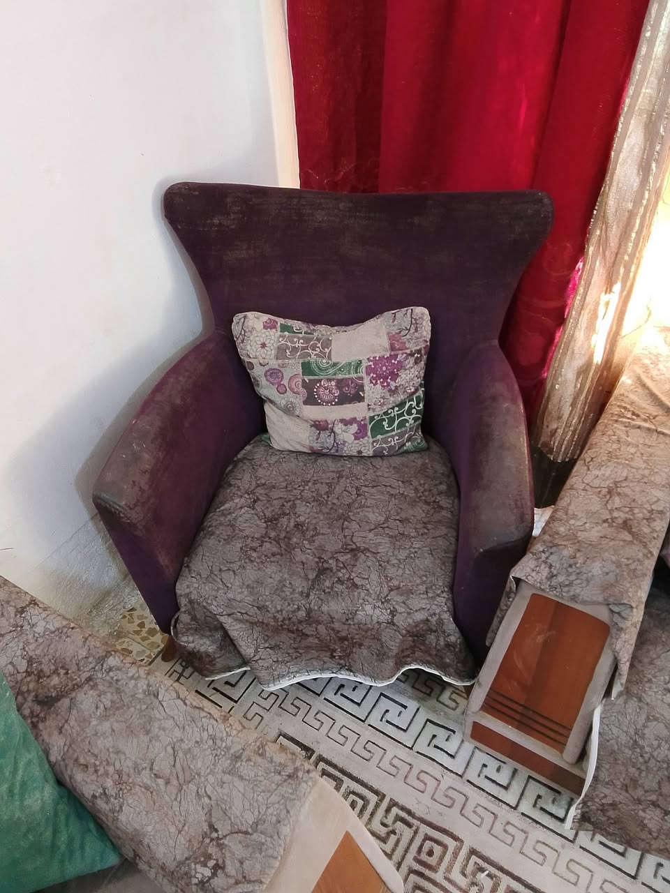 السلام عليكم  
عندي قنفات 2 اكبر 2 اصغر  مستعمل البيع تركي العدد المقاعد 6 
القنفه الكبر تنفتح لتصير جرباريه ام نفرين 
النضافه 70الى 75 بل ميه مكان سكلات 
السعر 400 الف 
الرقم *********** واتس 
***********
