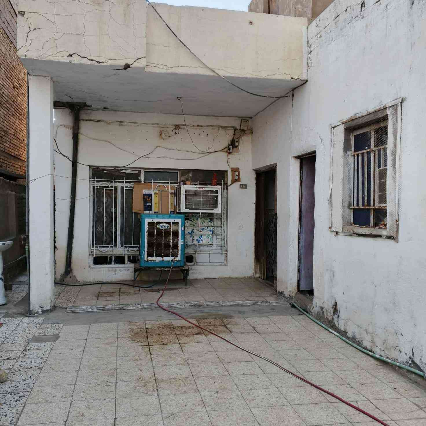 البيت للبيع او لمراوس المساحة 250 متر طابق ونص حي العسكري قرب مدرسة الفرات السعر 107 وبي مجال الاستفسار ***********
