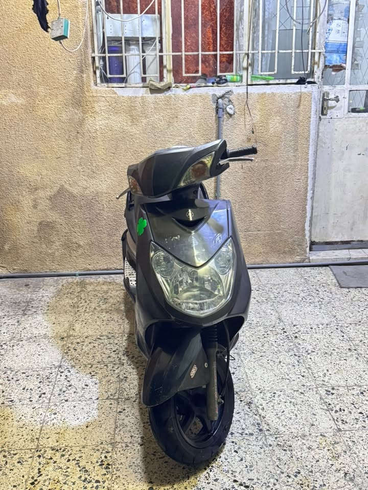 السلام عليكم شباب سكنس فحل نوزل المكينه مكفوله وناعمه وفول نضافه لكفرات 80‎%‎ مبيها كسور فقط شخوط 
دهن يورل لو موتل ماادير غيرهن بانزين محسن والدراجة خير من الله 
مكاني كراده سعرها 900 وبيها مجال 
***********
