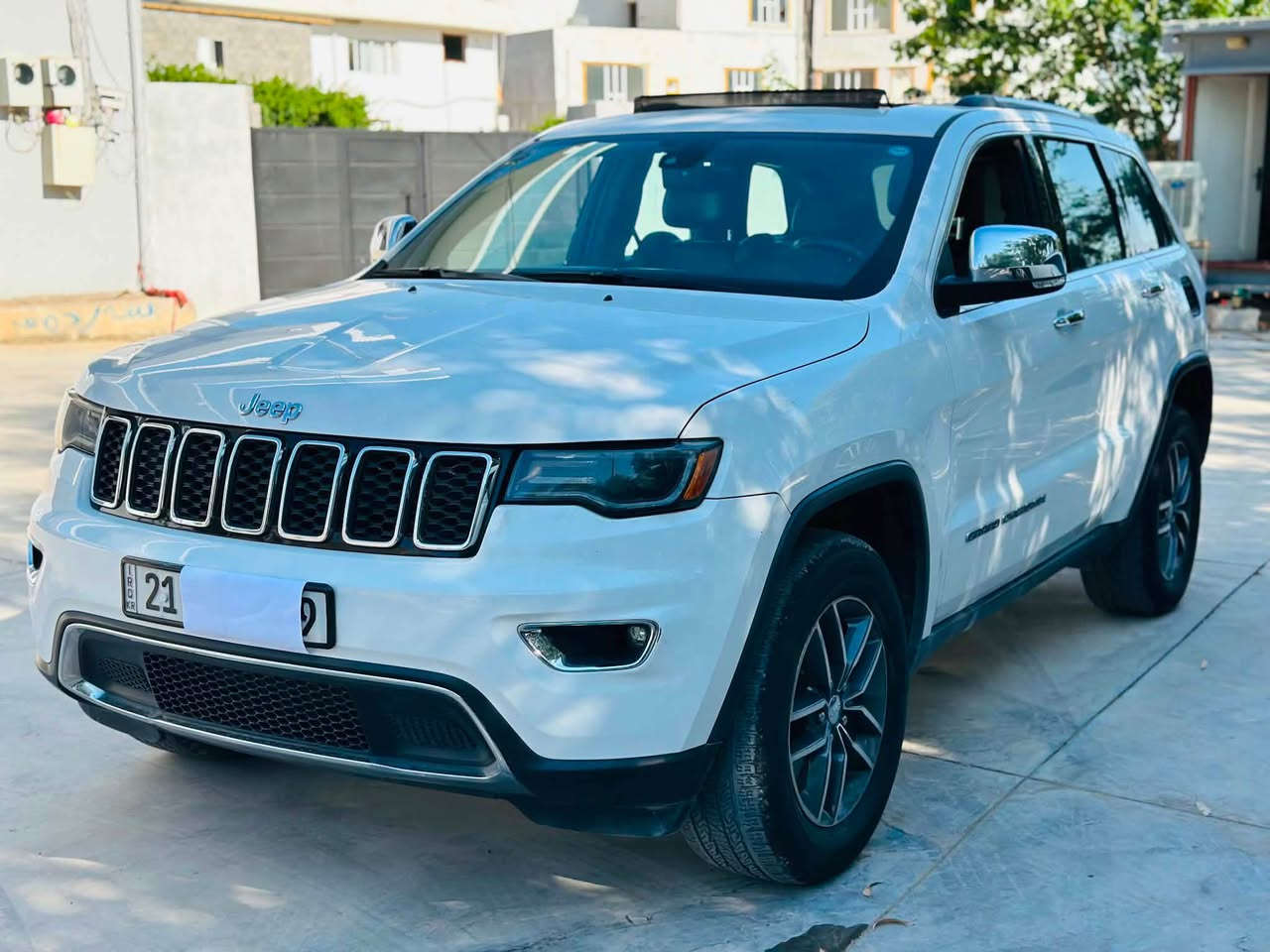 سەرەتا بەناوی خوای گەورەو میهرەبان جێب گراند جیرۆکی مۆدێلی ٢٠١٧ سپی فول فولە تەنها دوو دەسی کردوە ١١٩ هەزار ڕۆشتوە گێڕو مەکینە بەشەرت سەنەوی تا ٢٨ تازەیە سەیارەکە بێدەعمە بێ بۆیاخە زۆر لۆک ماوەتەوە پانۆرامایە کوشن خەزنە کوشن گەرمو ساردە پێشەوە دواوە بەس گەرمە مکەبەرەی بەشی پشتەوەی هەیە پەردەی سنوقی ماوە سپێری دانەگیراوە لایتەکانی ئێڵ ئیدی و عەدەسەو زینۆنە ناو ڕەشە لایتەکان ئاوێنەکانی دژە فولە حاسەیە وە سەیارەکە دەبڵ ئەکسلە بۆ قوڕ بەفر لم سێمۆدی لێخوڕینی هەیە ئیکۆ نۆڕماڵ سپۆڕت بۆ پەیوەندی *********** شوێن سلێیمانی السليمانية, العراق
