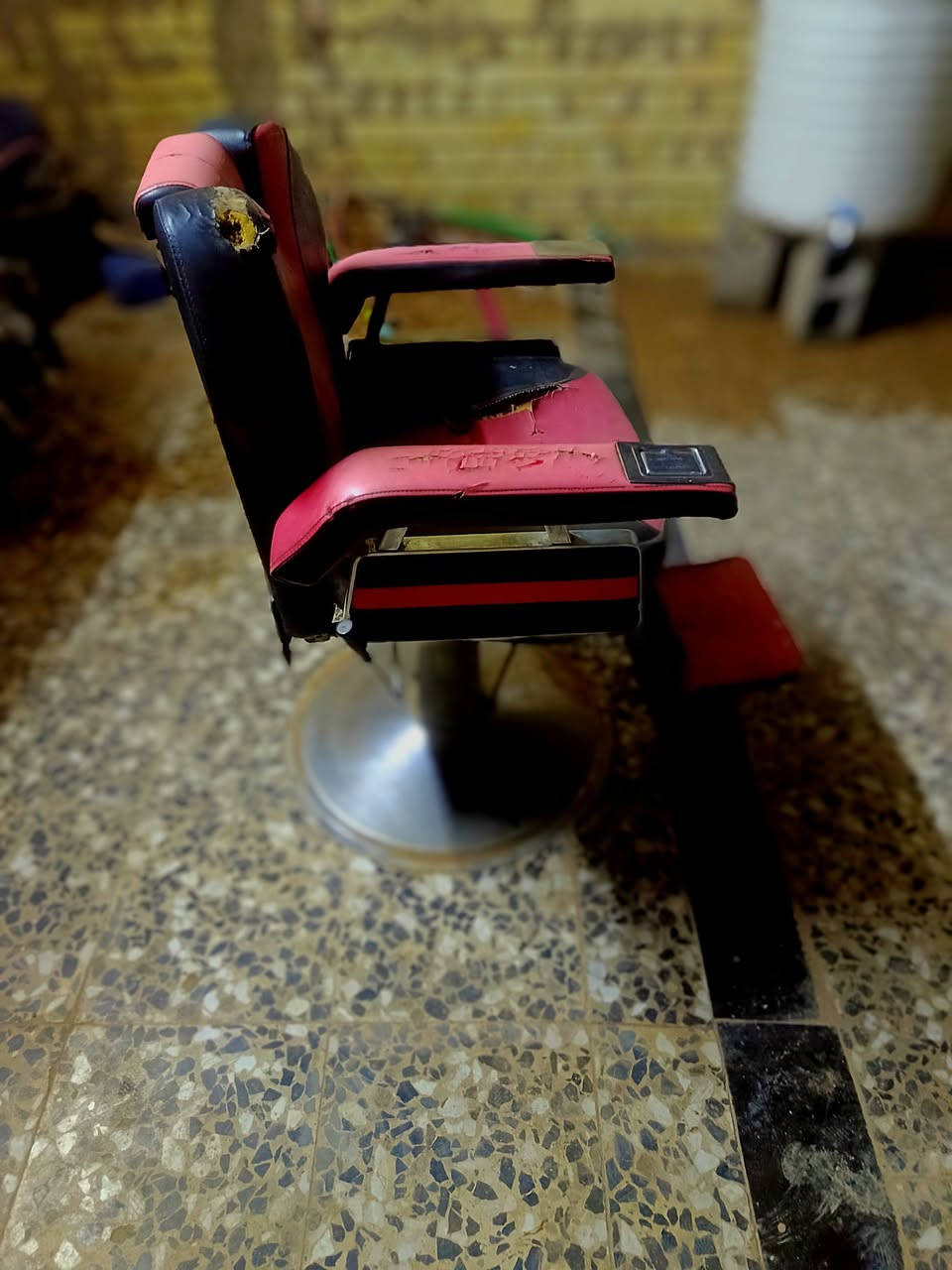 كرسي حلاقه جك جديد عوزه دوشمه فقط مكاني بلديات *********** سعر 100 وبي مجال
