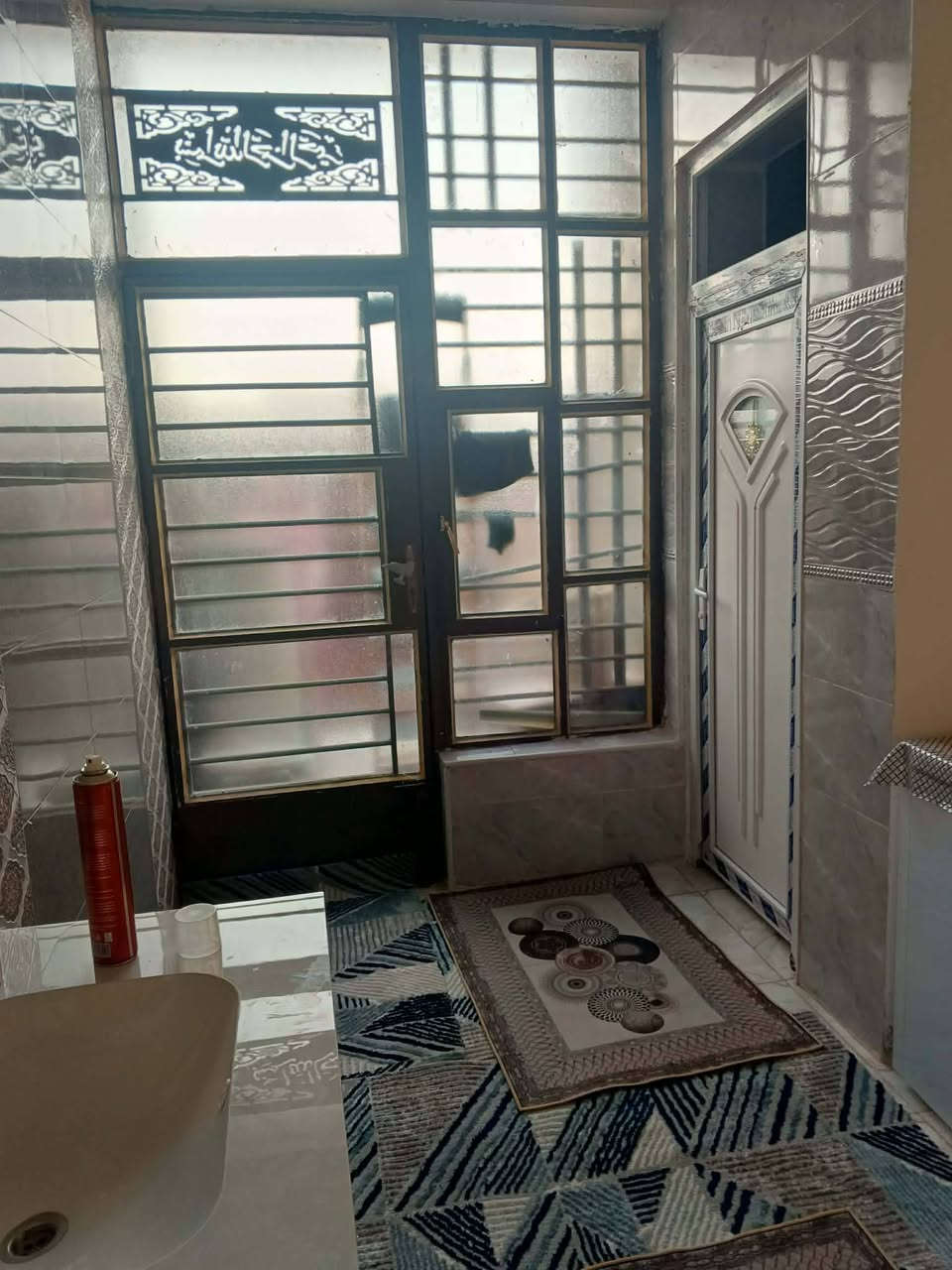 السلام عليكم ورحمه الله وبركاته 
للبيع دار سكن زراعي////  ركن 

العزيزية/قرية السلام مقابل معمل السوس 

كاع استاذ ايوب 

مسجل بالبلدية ضمن قرار التمليك 

 المساحة 200م  (10م * 20م)

طابق واحد 

غرفتين نوم 

صالة

مطبخ 

إستقبال 

كراج 

صحيات داخلية وخارجية  

للاستفسار زورونا 

مكتب سيد علي الموسوي للعقار 

العنوان واسط قضاء العزيزية حي الموظفين شارع 30 مجاور مدرسة نون والقلم الأهلية 

 سيد علي الموسوي ***********

احمد ابو مرتضى ***********
