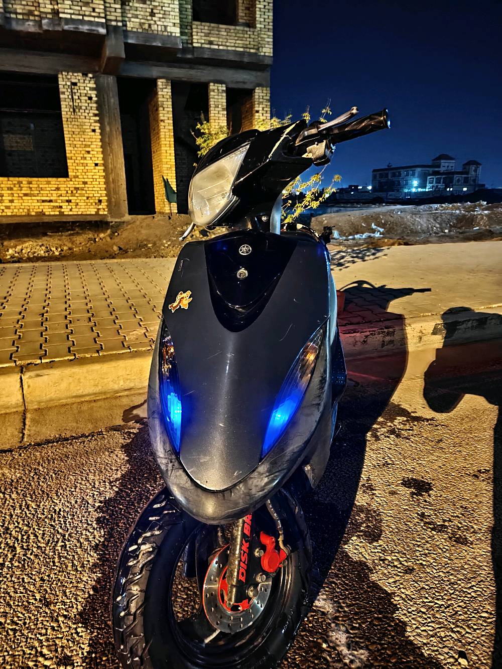 هذا سكوتر ياماها بحالة ممتازة، مثالي للتنقل داخل المدينة ليلاً ونهارًا. تم الاعتناء به بعناية وهو جاهز للاستخدام فورًا.