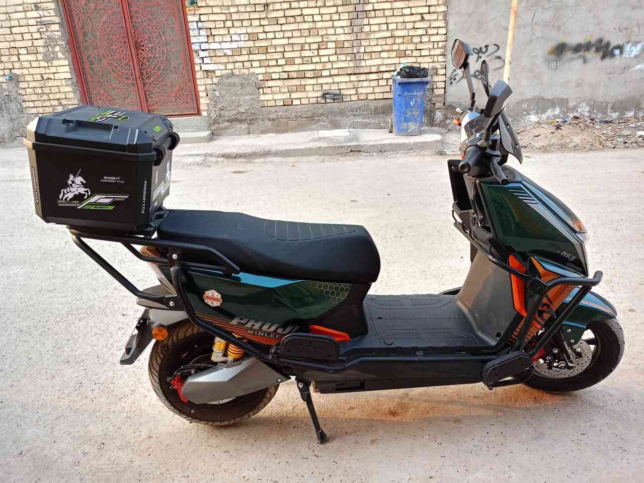 دراجن شحن للبيع جديده 
مواصفات 3 نمر سرعه 70 + نمره سبورت
نضام بك R 
لايت عالي ناصي 
نضام USB شحن موبايل
اشاير 4 شغال 
الدراجه جديده ماصار اقل الشهر من ماخذها من المعرض مابيها اي نقص + خوذه 
السعر 850 قفل مكاني مدينه الصدر الجوادر 
رقمي ***********
