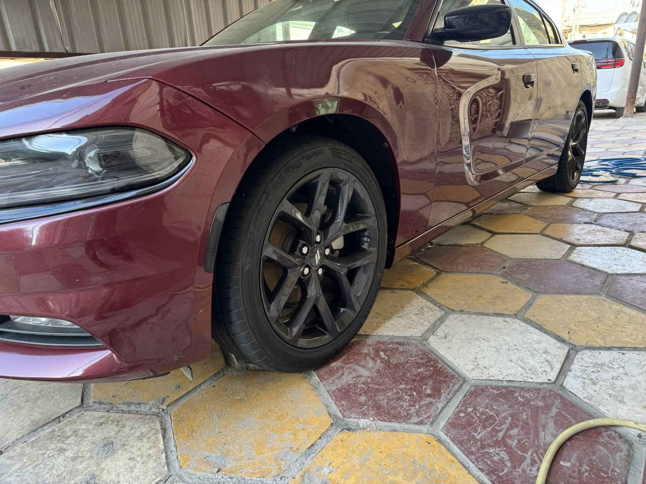 السلام عليكم جارجر موديل 23 فقط بيه بنيد تبديل بدون دواخل ماشيه 16 لون كرزي مكان السياره ناصريه مركز رقم *********** لاتصال فقط
