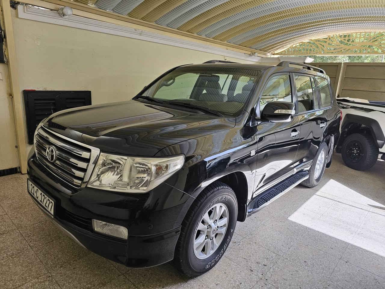 سلام عليكم عندي سياره البيع لاندكروز موديل 2011 رقم سلمانيه سياره جديده وحلوه كشن كهربائي بقلاوة مكفول كفاله عامه ماشيه 100 ألف تحويل مباشر عنوان بغداد ولشراي يتصل على ***********
