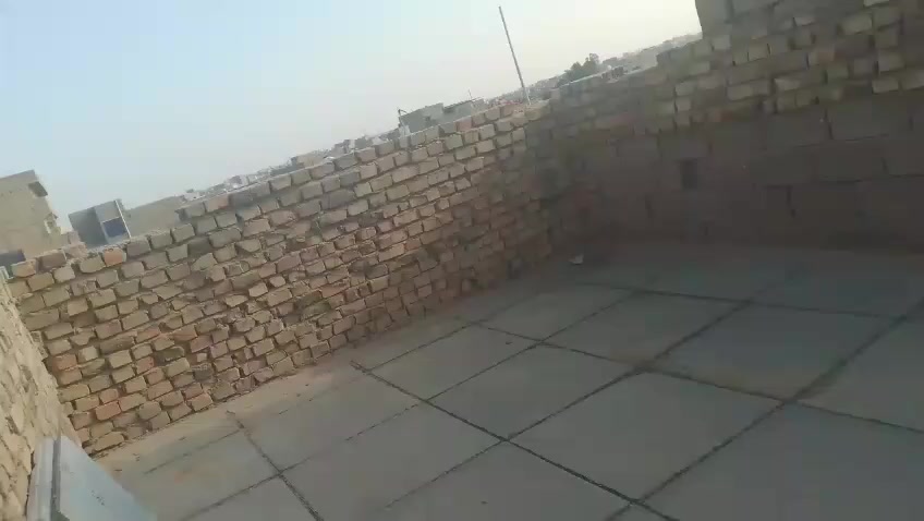 سلام عليك بيت ركن مساحه 120مسلح يحتوي على استقبال وغرفتين ومطبخ وحمامات داخليه بناء طابوق فقط الأرضية تحتاج إلى ترميم وموجود كافه الخدمات ماء كهرباء ومجاري وشارع مقرنص السعر50وبي مجال المكان سبع قصور نهايه شارع كريش(طابو زراعي) الاتصال على الرقم أو الخاص مفتوح ***********
