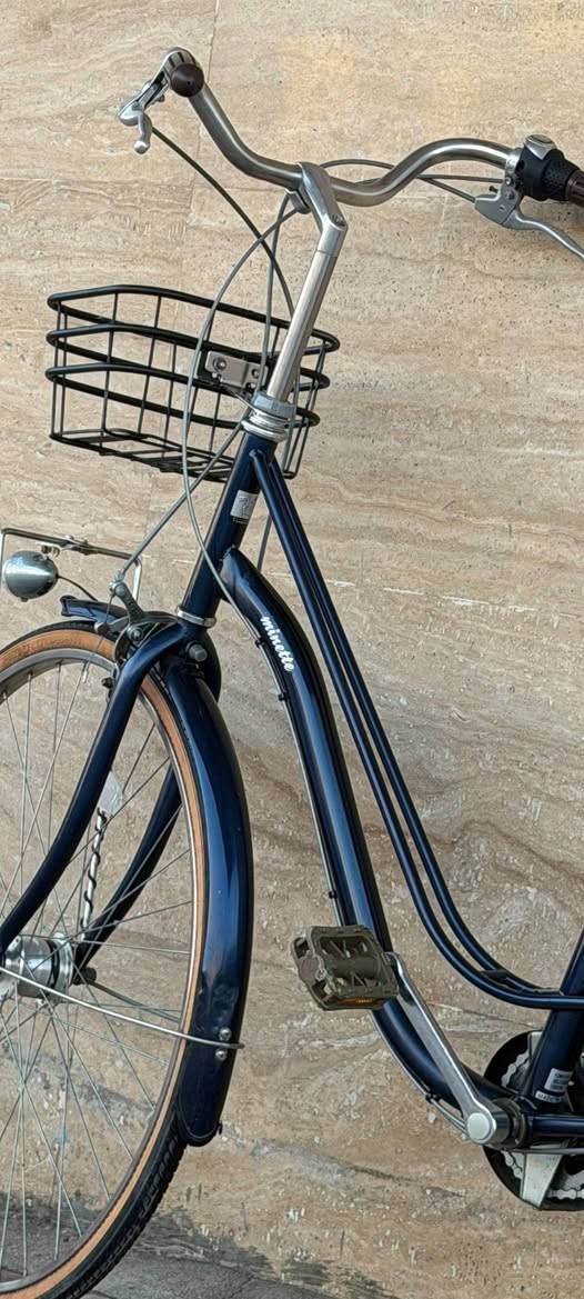السلام عليكم ورحمة الله وبركاته 🌹
🚲 دراجة هوائية للبيع – نوع كلاسيك بناتي  
ياباني أصلي ثقيل يتحمل الأوزان العالية 
🔹 كير داخلي 3 نمر
🔹 حساس أمامي #كشن طبي اصلي 
🔹 وياله سل ستيل 
🔹 هيكل ضخم وقوي
🔹 مناسبة حتى طول 200 سم
🔹 الدراجة وضع شركة وخالية من العيوب
🔹 النظافة 95% ✅
📍 العنوان: كربلاء – طويريج
🚚 تتوفر خدمة توصيل إلى جميع محافظات العراق
📩 للاستفسار: خاص أو على الرقم
📞 ***********
