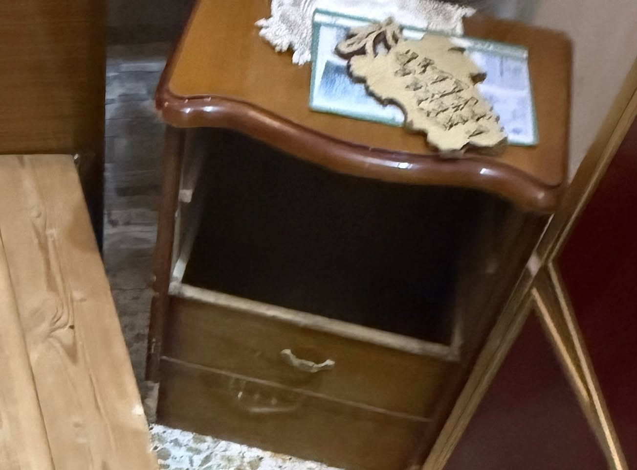 سلام عليكم عندي غرفة نوم نظيفه سعره 300 قفل كنتور6خشب عراقي***********
