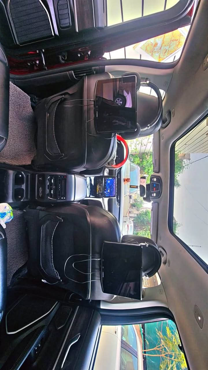 🚗 للبيع: جيب شيروكي ليمتد 2023
📍 مكان السيارة: بغداد 
📞 للتواصل: ***********
💰السعر.   215 ورقة – قابل للتفاوض
📊 المسافة المقطوعة: 23 مايل فقط
🛠️ المحرك: 6 سلندر – 3600cc

⚙️ المواصفات (فئة ليميتد):
• مقاعد جلدية فاخرة
• مقاعد أمامية وخلفية قابلة للتدفئة
• فتحة سقف بانورامية
• 7 مقاعد
• نظام دفع رباعي (4WD)
• تشغيل عن بُعد
• بصمة تشغيل
• بصمة أبواب
• شاشة وسطية كبيرة تدعمApple CarPlay
و Android Auto
• كاميرا 360 درجة
• باب خلفي كهربائي
• مصابيح LED أمامية وخلفية + أضواء ضباب
• مرايا جانبية كهربائية + نوافذ كهربائية بالكامل
• مقاعد فخمة 
• ناقل حركة ماوس 
‎شاشات عدد ٣ 
كامره عدد ٣ 
وبعد هواي مواصفات 

⚠️ أضرار السيارة:
ابيع السياره حزام بدون لغود وشواصي حادث سطحي
