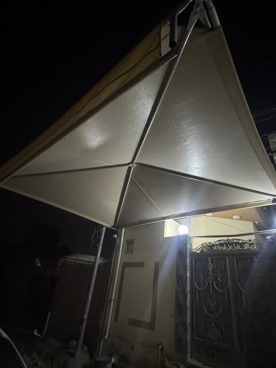 السلام عليكم عماريه جديده قبل شهرين شديتهه واريد ابيعهه بيش بلسوك بلنص ابيعهه قياس ٥*٤ م ***********
