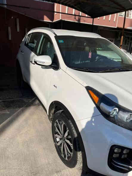 السلام عليكم
سبورتج 2019 

السياره مواصفات ex 

فول عدا البنراما 

ماشيه ٧٥ ميل 

السياره حادثه بابتين وبنيد مبدل من امريكا بلادي 

بدون حادث وبدون ايرباك ماعرف ليش متبدل 
محدث لايت الخلفي لد اصلي 
و البلوجكتر ابو 4 عدسات

السعر ١٦٨ وبيه مجال 

***********
