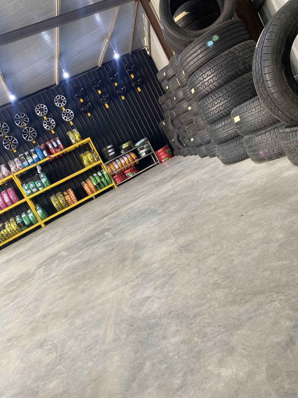 السلام عليكم 
متوفر تايرات باله ياباني 
انتاج حديث 
متوفر ويل كب جديد ومستخدم 
متوفر ويل عادي اصلي وتجاري 
متوفر تاير جديد كل القياسات 
متوفر باتري كل الاحجام والماركات
مراوس بيع شراء 
عمل بنجر تبديل داخل المركز 
عنوان العزيزيه مدخل الشباب مقابيل حسينه حواس 
الرقم ***********
تنورونا بكل وقت

