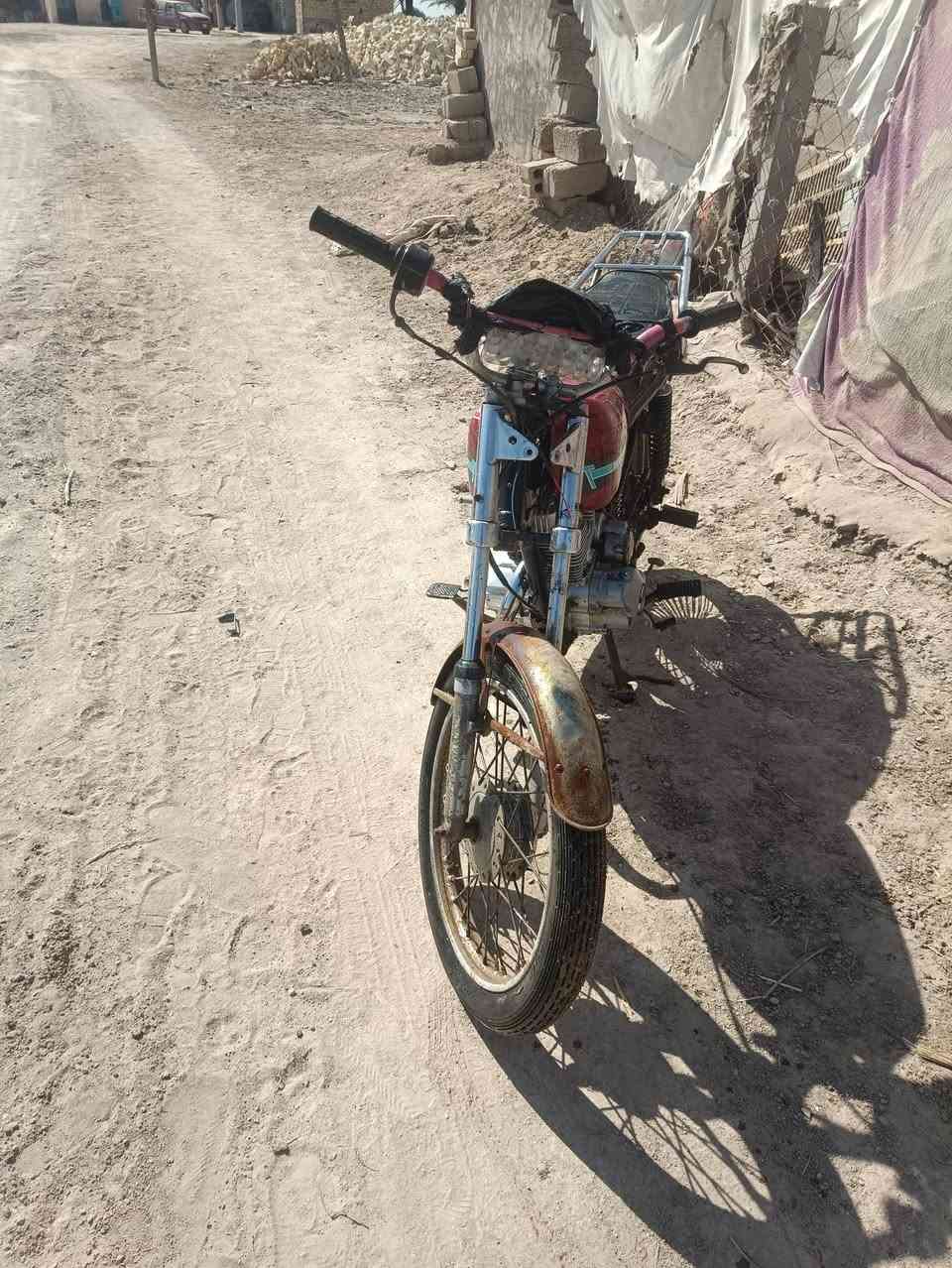 سلام عليكم دراجه يراني الماكينه سيفان اللبيع ناعمه مكينته بيه خيط دخان السعر 250وبيه مجال بسيط حك جيه التواصل عله هذه الرقم ***********بي واتساب
