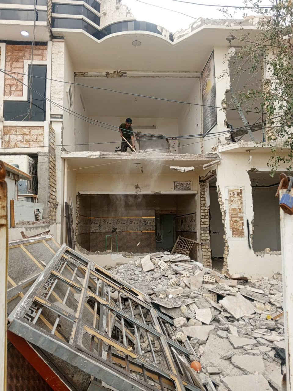 عمال تفليش متفرقين  الى عمل
***********
