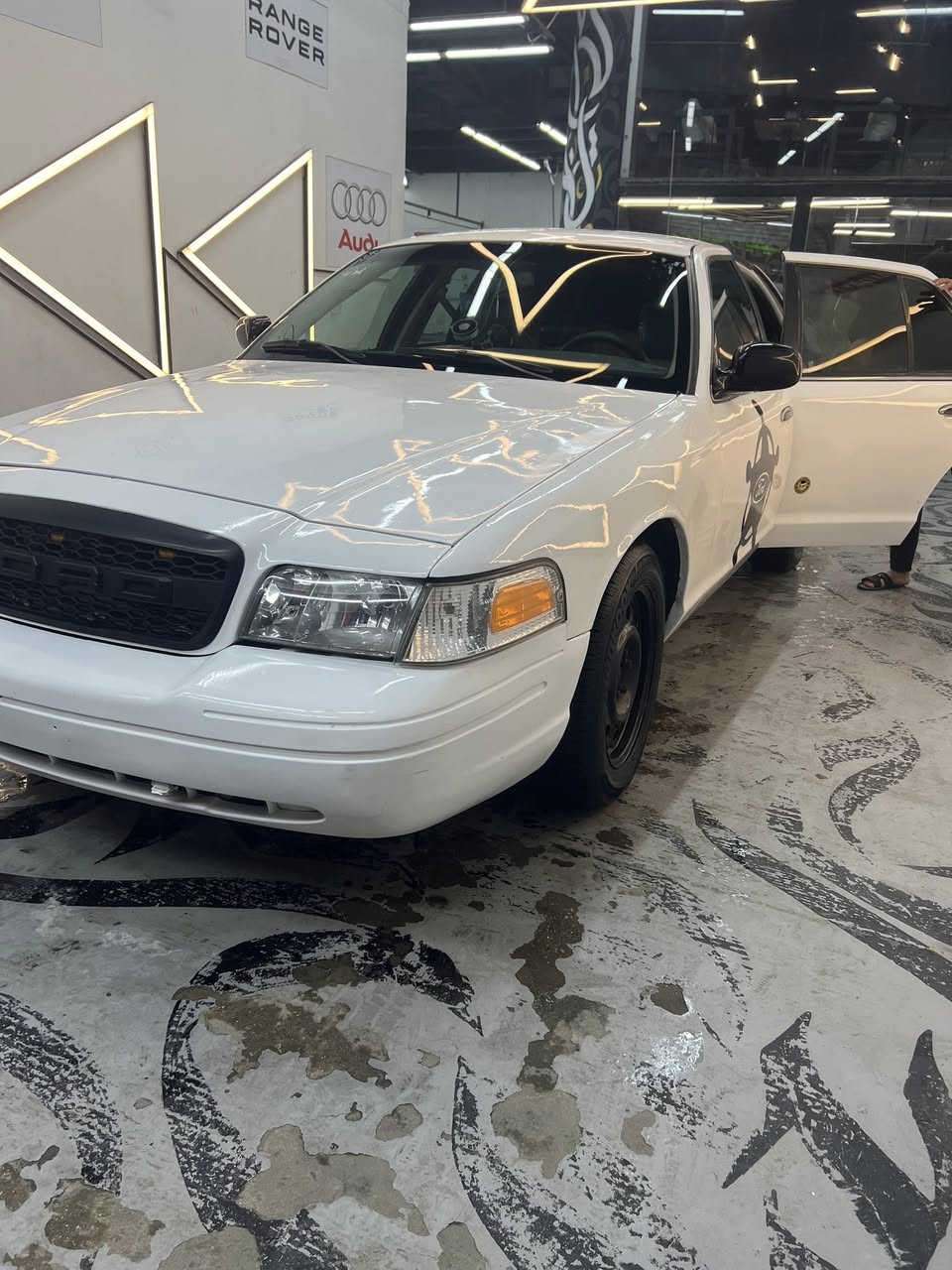 الغوالي مراوس فقط أب فورت اوسلفادور أو باترول السيارة جاهزة من كلشي كير مكينة صدر تاير غرفة لووووك نقص فقط كمبريسر تبريد معاملة كاملة مال الرقم فقط تدخل للمرور اتمشي الاجراىات كمارك غير شي كامل تواجد فيس قليل *********** السيارة بعد احلة من الصور مكاني بغداد وجبلة حلة دوامي هناك
