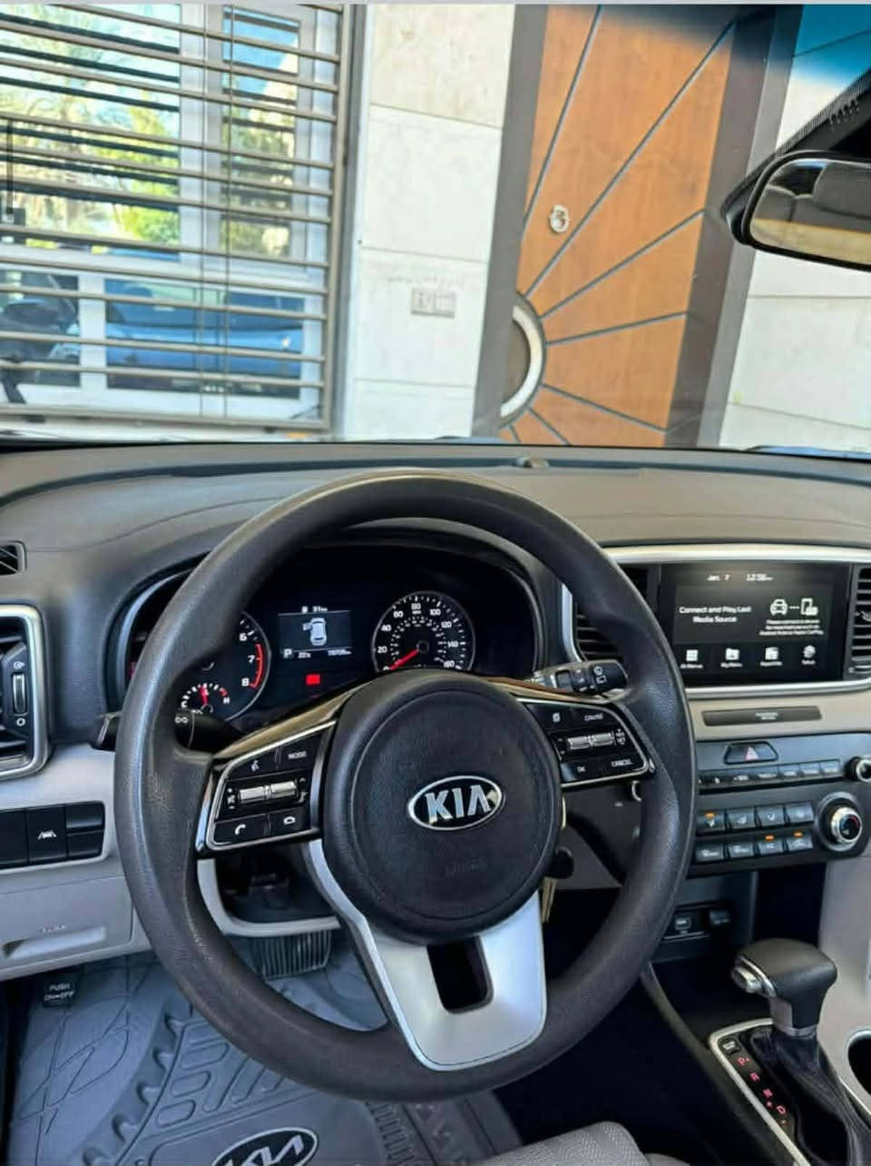 السلام عليكم
سبورتج موديل ٢٠٢٢ للبيع فقط وارد أمريكي حادثها جاملغ  امامي ومبدل بأصلي  ودعامية مبدلة أصلية.
السيارة بدون ايرباك
مواصفاتها LX يعني نص مواصفات (رادار امامي وكاميرا بلاديه وباقي المواصفات معروفة بالسبورتج.
ماشية ٩٥٠٠٠
رقم جديد بغداد باسمي 
وبيها تخم تاير جديد
وبطارية جديدة
صور الحادث  موجودة باصور
السعر الاتصال على الرقم
***********
او  بالواتساب
***********

السعر ١٩٥  قفل
