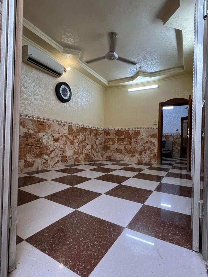 السلام عليكم الدار للبيع المساحه 100 متر المنطقه الجويده
الدار طابقين طابو صوف 
الطابق ااول يحتوي على
غرفه
صاله 
استقبال 
مطبخ صحيات 
الطابق الثاني يحتوي 
على غرفتين سويت 
لاستفساراتصال على الرقم 
***********
