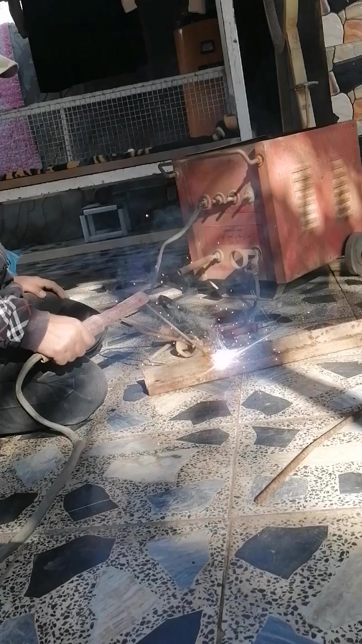 السلام عليكم اخوان رمضان كريم ع الجميع اغراض حداده للبيع مكينه 
بلغاريه كراكره +مكينه يوغسلافيه كونكار +مكاين عراقيات عدد 2 المكان محافظه ذي قار للاستفسار الاتصال ع الرقم ***********او ***********
