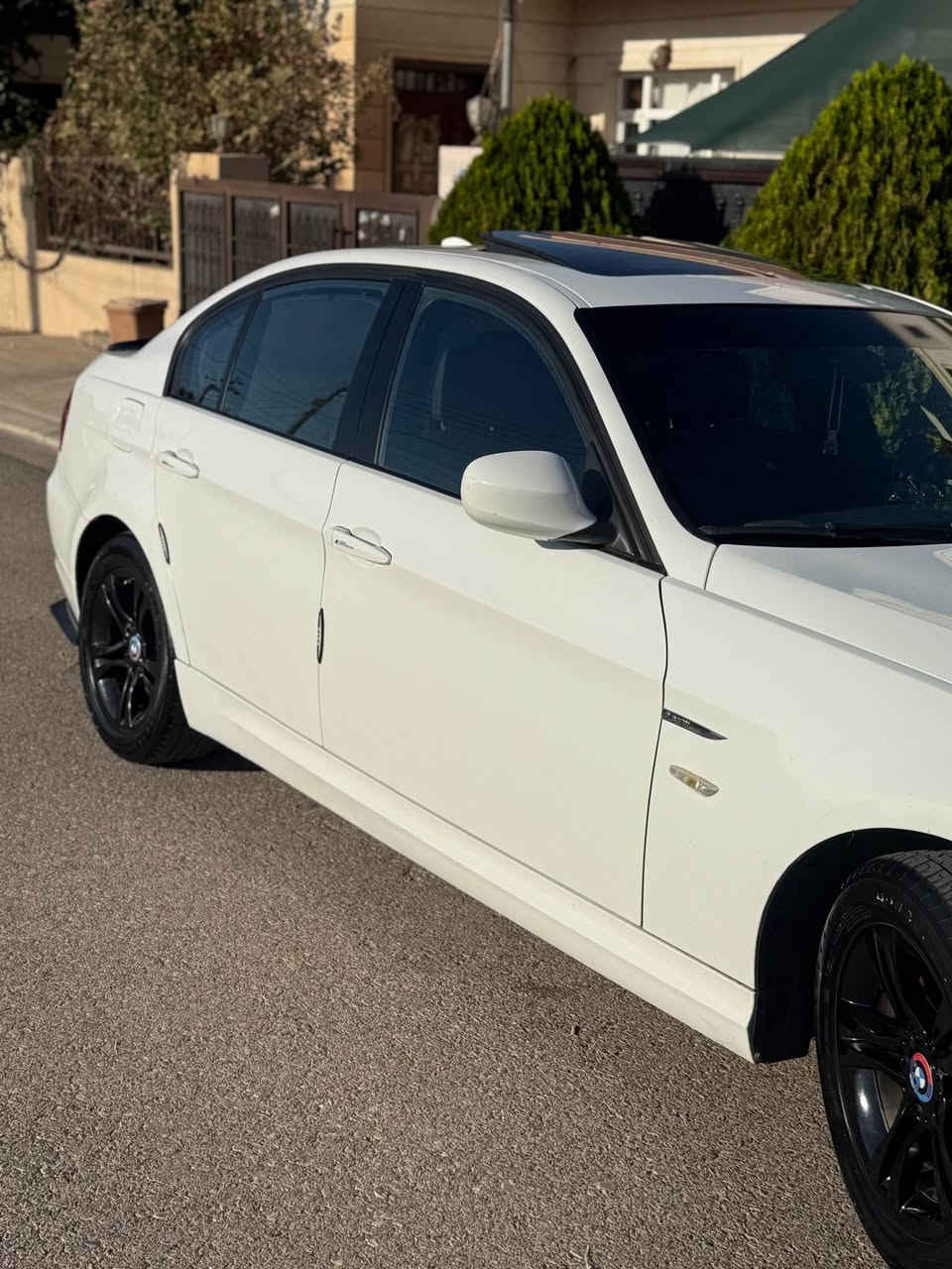 BMW 2011 E90
فول فول مواصفات 1/1 السيارا بصمة سلايت لايتات زينون دوار 5 بردات بلادي تحكمات ستيرن فول فول فول مواصفات 
رقم هزه سنويه كله جديد رقمها سليمانيه ومتواجدة السيارا باربيل تحويل وكاله ثاني يوم ضررها 3 اماكن كارت وصورة السونر مرفقه بالصور وتحياتي الكم 
#اثير_الشيخ 
كوردي *********** 
عربي *********** 
بيع مستعجل 
*السيارا عليها غرامه ينزل من حقها بعد المعامله* أربيل, العراق
