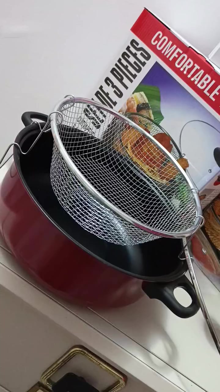 قدر طهي وقلي متعدد الاستخدامات (3 في 1)  🦋🤍
المقاس: قطر 26 سم (حجم مناسب للعائلات).
السعة: حوالي 2.3 لتر (5 Pints).
الملحقات:
سلة معدنية (مصفاة) بمقبض مخصصة للقلي العميق أو تصفية المعكرونة والطهي بالبخار.
غطاء زجاجي حراري لمتابعة الطعام أثناء الطهي.
الاستخدامات:
مقلاة عميقة (للسمبوسة، البطاطس، وغيرها).
قدر للسلق والطبخ اليومي.
وعاء للطهي بالبخار عند إزالة السلة.
سهولة التنظيف: مادة الصنع مصممة بحيث لا تلتصق بها البقع ويسهل غسلها.


**إذا كنت صاحب هذا الإعلان وتريد حذفه لأي سبب، رجاءا أرسل رسالة إلى الدعم الفني**