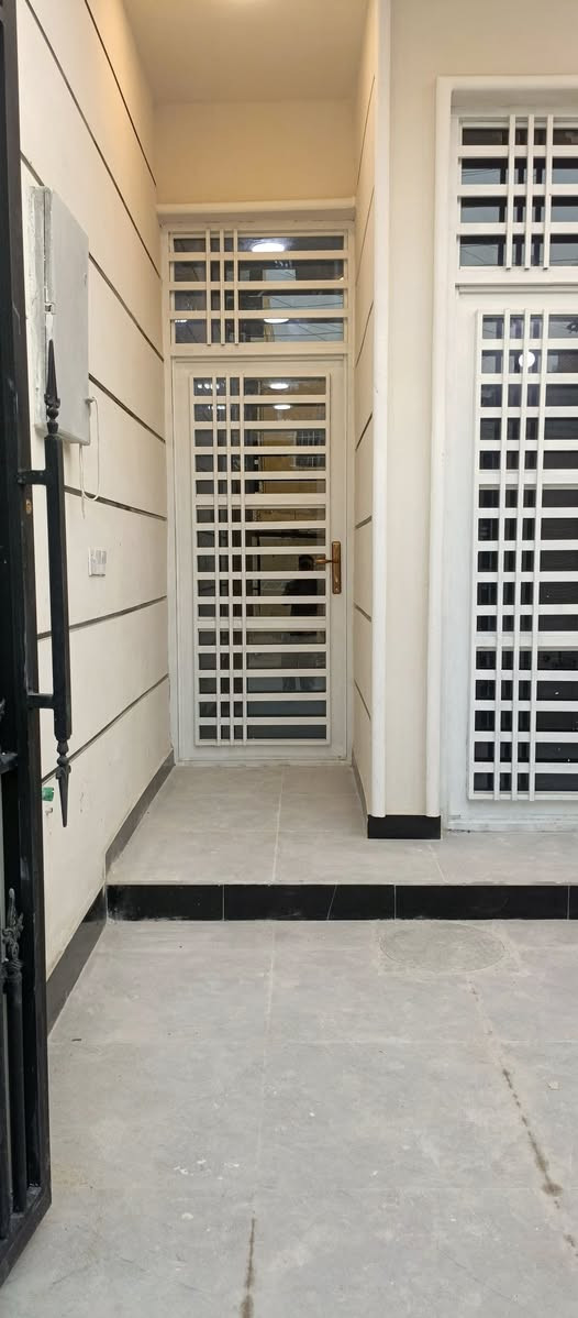 بسم الله الرحمن الرحيم تتوفر بيوت جدد للبيع طابقين. اكو بيهم يتكون من 3 نوم وكو 4 نوم معه كافة خدماته كامله البيت بناء جديد موقعهم.  بلجريخي وكو قرب كراج  لاسدي للستفسار مكتب دلاليه الرواد  ***********
