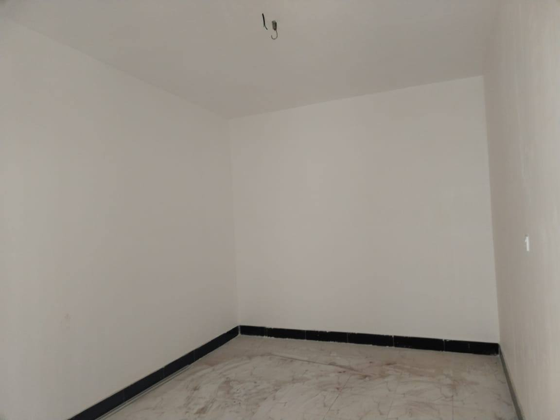 السلام عليكم بيت للبيع زراعي بحي الحكيم قرب المدراس الصينيه الي بشارع 40 البيت يحتوي على غرفتين وصاله وديوانيه ومطبخ بناء جديد  مامسكون البيت المساحه 180 متر السعر 45 بيه مجال للأستفسار الاتصال على الرقم *********** 
مكلف بلنشر اخواني
