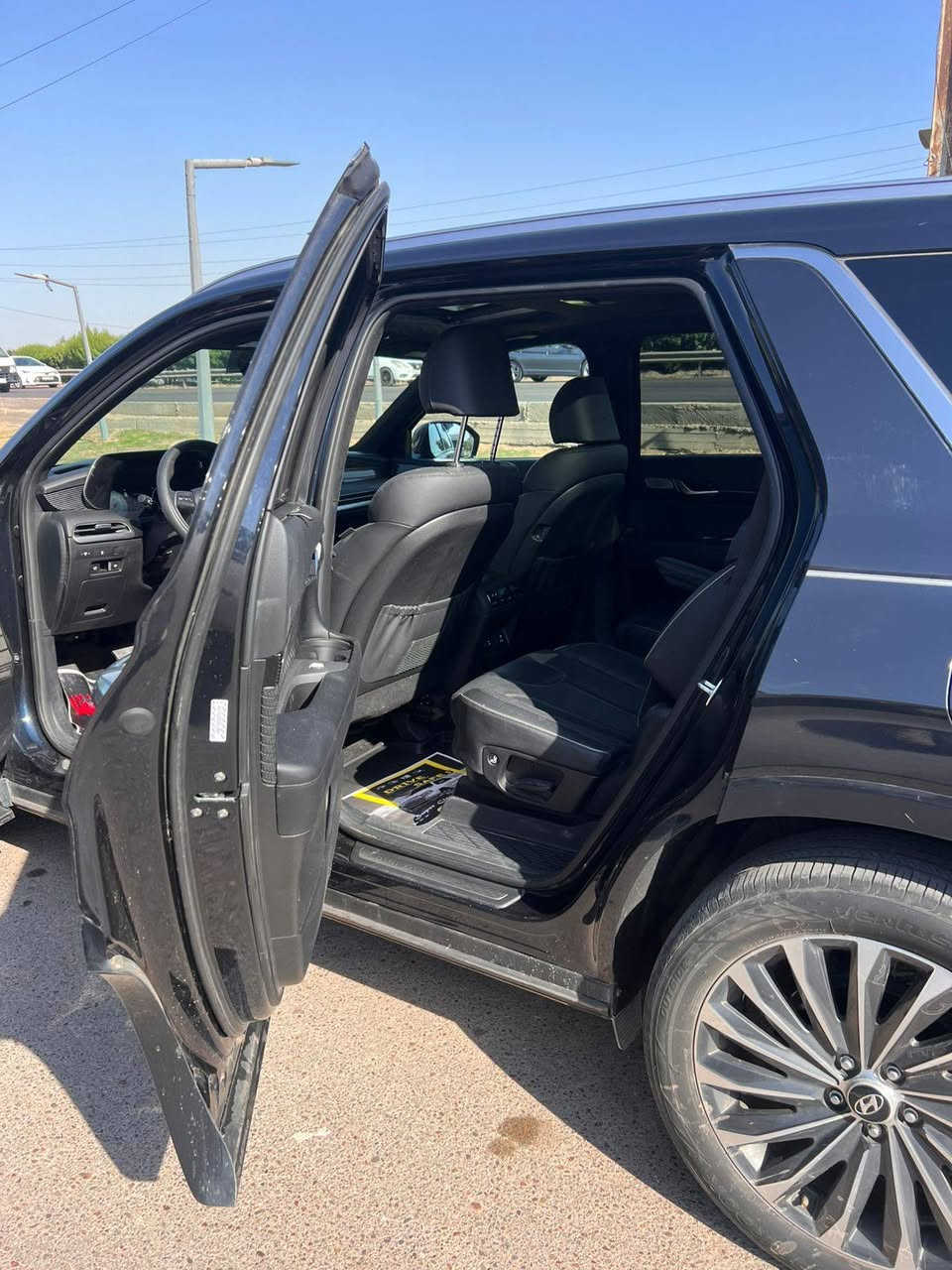 ﷽
للبيع فقط…
‏Hyundai palisade  2024 calligraphy
هونداي بلسايد كلگرافي 
الموديل: 2024
الون : نيلي على اسود 
العداد : 32 الف ميل قابل للزياده 
حادث بنيد مصلح ومصبوغ نفسه 
وتبديل دعاميه
صور الحادث مرفقه 
رقم الشاصي مرفق
بدون ايرباك 
بدون دواخل

المواصفات :-
1-شاشة عرض داتشو 
2-المحرك   v6    3.8 
3-بصمة تشغيل + بصمة ابواب 
4-اصطفاف ذاتي(تقديم + ترجيع عن طريق الريمونت)  
5-فتحة سقف +بانوراما
6-سماعات هارمن كاردن عدد 16
 7-رادار امامي  + خلفي 
8-حساسات امامي + خلفي 
9-كامرات عدد 5  360 درجة 
10-كشنات امامي خزن ميموري 
11-كشنات كهربائي تدفئة وتبريد🥶
12-انارة داخليه (محيطيه) + انارة دشبول 
13-بردات جانبية
14-تبريد مركزي امامي + خلفي منفصل التحكم
15-تحكم ستيرن + شفتات
16-تدفئة ستيرن 
17-مرايا هيتر + تعتيم 
18-صندوق كهربائي شفط + اربع وضعيات فتح صندوق
19-وضعيات قيادة  (5)
20-ويل كب حجم  20 
21-اوتو هولد + نقطة عمياء 
22-سايد بريك بصمة + مثبت سرعة
23-شحن وايرلس 
24-إشارات بالمرايا  + إشارات جانبيه
25-اوتو هولد 
26-تحديد مسار
27-شاشة ديجتال كبيرة
28-تشغيل عن بعد .
29-تدليك كشن . مساج 
30-دفع رباعي 
31-نظام مانع انزلاق 
32-نظام نزول منحدرات
وبعد بيها هوووواي مواصفات معروف الكلگرافي الVIP فول 1/1
السياره تترقم شمالي 

للتواصل على الرقم 
***********
