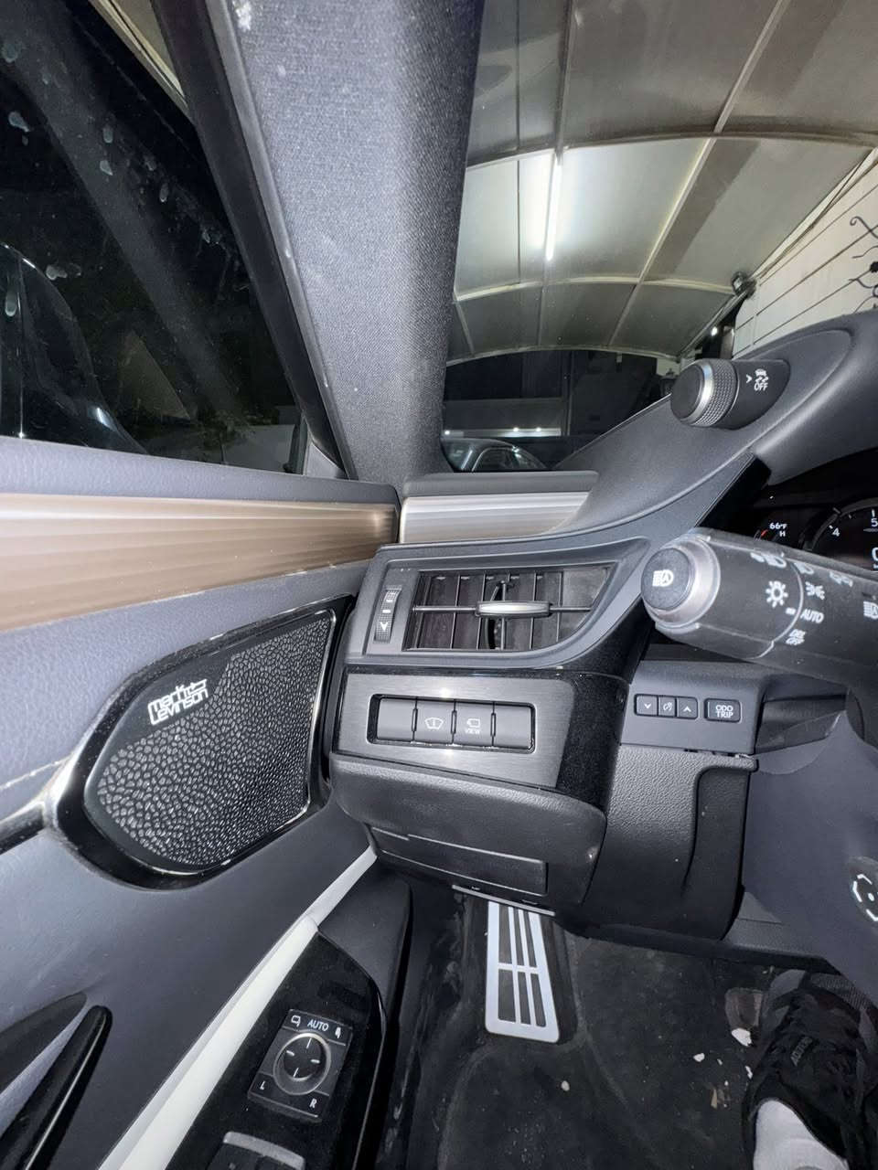 Lexus es350 F SPORT 2024
السلام عليكم 
لكزس es350
V6
فول مواصفات اعلى فئة بلF sport 
داتا شو 
كامرة 360ْ
بردة خلفية 
سستم صوت mark levinson
حادث جاملخ امامي يمين ويسار و بنيد بدون ايرباك بدون شواصي مصلح تصليح درجة اولى كلها بلادي 
باقي المواصفات معروفة ما اطولها عليكم 
مكان السيارة كركوك 
السيارة رقم كاتي تترقم شمالي دهوك اربيل سليمانية حلبجة 
***********
