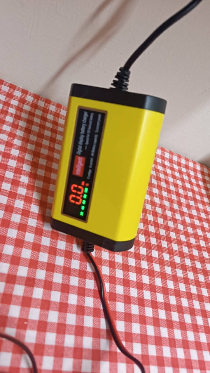 شاحن بطارية ذكي بجهد 12 فولت وقوة 6 أمبير من شركة COREBOX. 

يحتوي على شاشة LCD لعرض معلومات الشحن.

يدعم إصلاح البطاريات القديمة بتقنية النبض.

يوفر حماية متعددة ضد الشحن الزائد، السخونة الزائدة، والدائرة القصيرة.

مناسب لمعظم أنواع بطاريات 12 فولت مثل AGM، GEL، و SLA.
***********
واتساب
