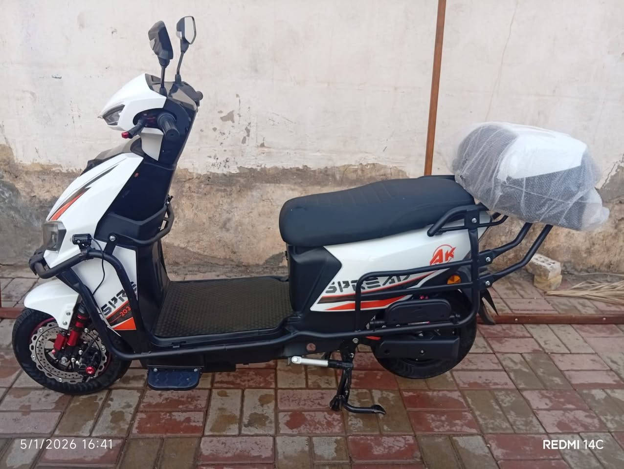 سلام عليكم بايسكل شحن فول نضافه ما صارله اقل من شهرين من مشدود 6بطاريات كلهن عل فحص جلخ ما بي للبيع لي يريدهن يجي خاص او هاذه رقمي *********** مكاني رمادي سعر 800 بي مجال حك جيه
