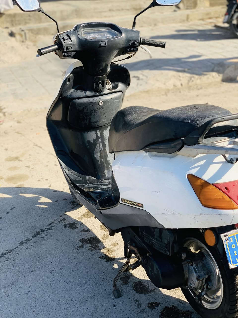 السلام عليكم دراجه سبيسي 100 
مكينه مكفوله 
بيه دبلات اماميه فقط 
الشراي يتصل ***********
مكاني الشعب
