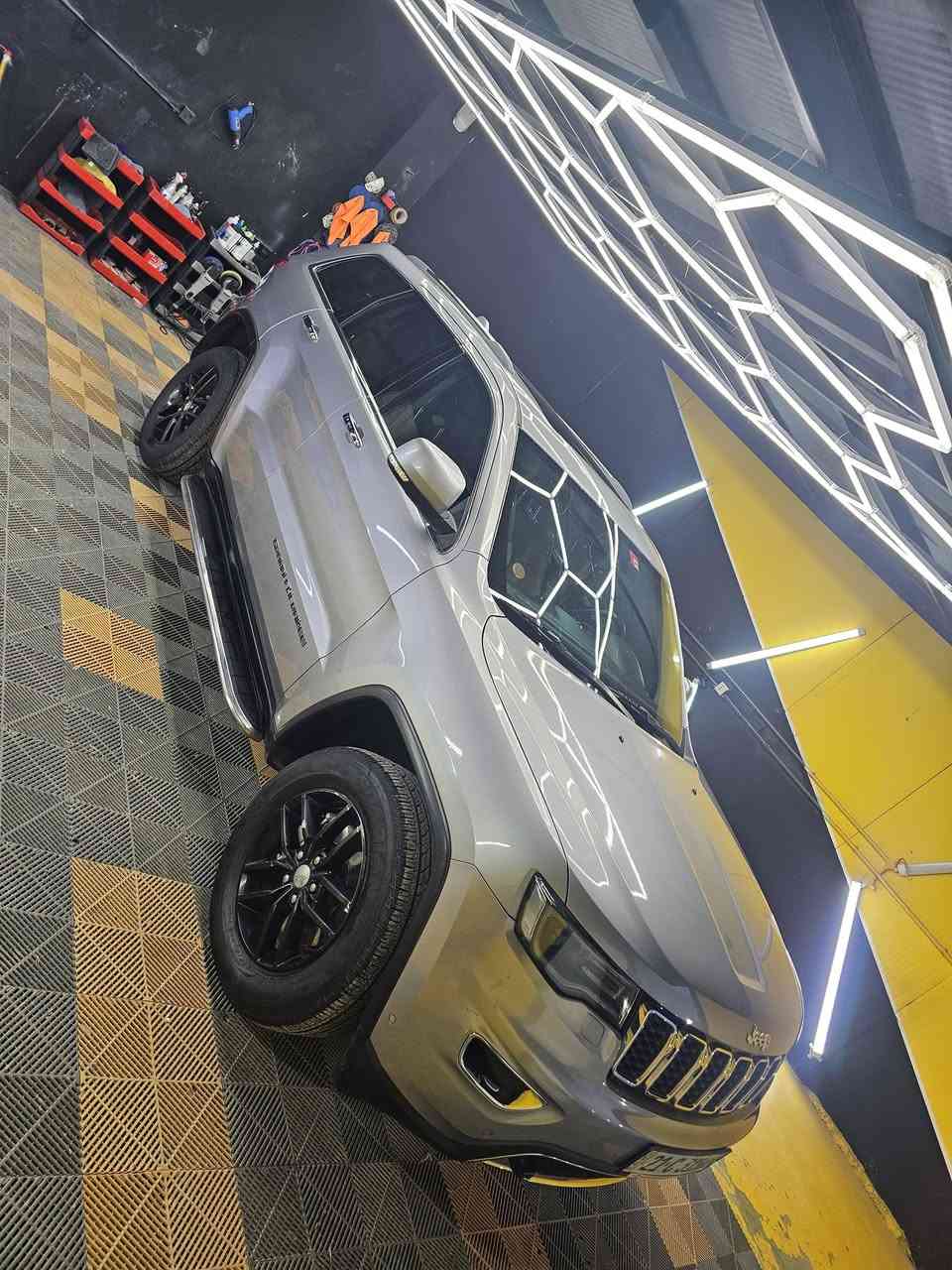 سلام عليكم 
للبيع جيب  خليجي🚘   لمتدد  2018 
او مراوس بجيب 2024 او 2025 

فوووول مواصفات

المحرك : V6.  3.6L ‎  

رقم سليمانية باسمي تحويل مباشر

سياره جديده استخدام شخصي
‏‎* المواصفات :

‏‎1ـ ادار امامي وجانبي 

‏‎2ـ نقطة عمياء 

‏‎3ـ فرش المقاعد من الجلد
‏
‏‎4ـ ويل قياس  18 .

‏‎5ـ مقود السائق كهربائي . 

‏‎6ـ تدفئة ستيرن . 

‏‎7ـ شاشه كبيرة 8.4 انج .

‏‎8ـ نظام الملاحة (GPS) . 

‏‎9ـ نظام خاص للطرق الوعرة . 

‏
‏‎10ـ المصابيح الأمامية مع LED لايت . 

‏‎11ـ كشافات ضباب بروجكتر زنون . 

‏‎12ـ تشغيل عن بعد 

‏‎13ـ حساسات أمامية .

‏‎14ـ حساسات خلفية .

‏‎15ـ كاميرا خلفية .

‏‎16ـ بخاخ ماء لتنظيف المصابيح الامامية .

‏‎17ـ مرايا بخاصية التعتيم الذاتي . 

‏‎18ـ مرايا جانبية قابلة للطي . 

‏‎19ـ  بلوتوث تلفون . 

‏‎20ـ محدد سرعة . 

‏‎21ـ نظام تشغيل واطفاء اوتماتيكي للمحرك للتوفير من صرف الوقود . ( Auto Start System ) .

‏‎22ـ نظام بريك اوتماتيكي ( Auto Break System ) .

مكان سيارة بغداد الدورة

السعر 245  

 للتواصل👇🏼
***********
