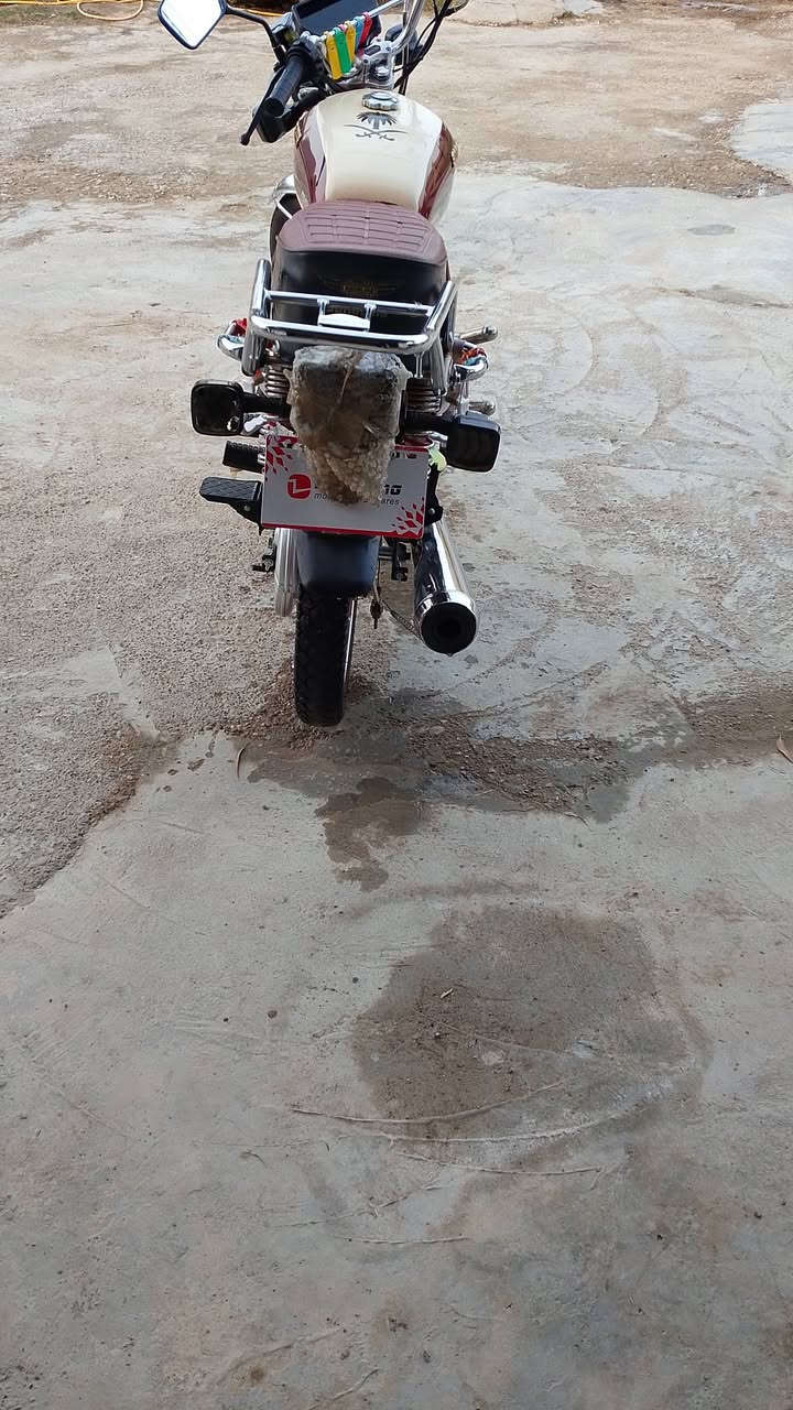 سلام عليكم دراجة سيفان موديل 2024طلعة 2025دراجة نيضيفة شوف عنكم دراجة كلج عمبار دهن واير مكان دراجة ديالى الحديد سعر850وبه مجال للشراية***********
