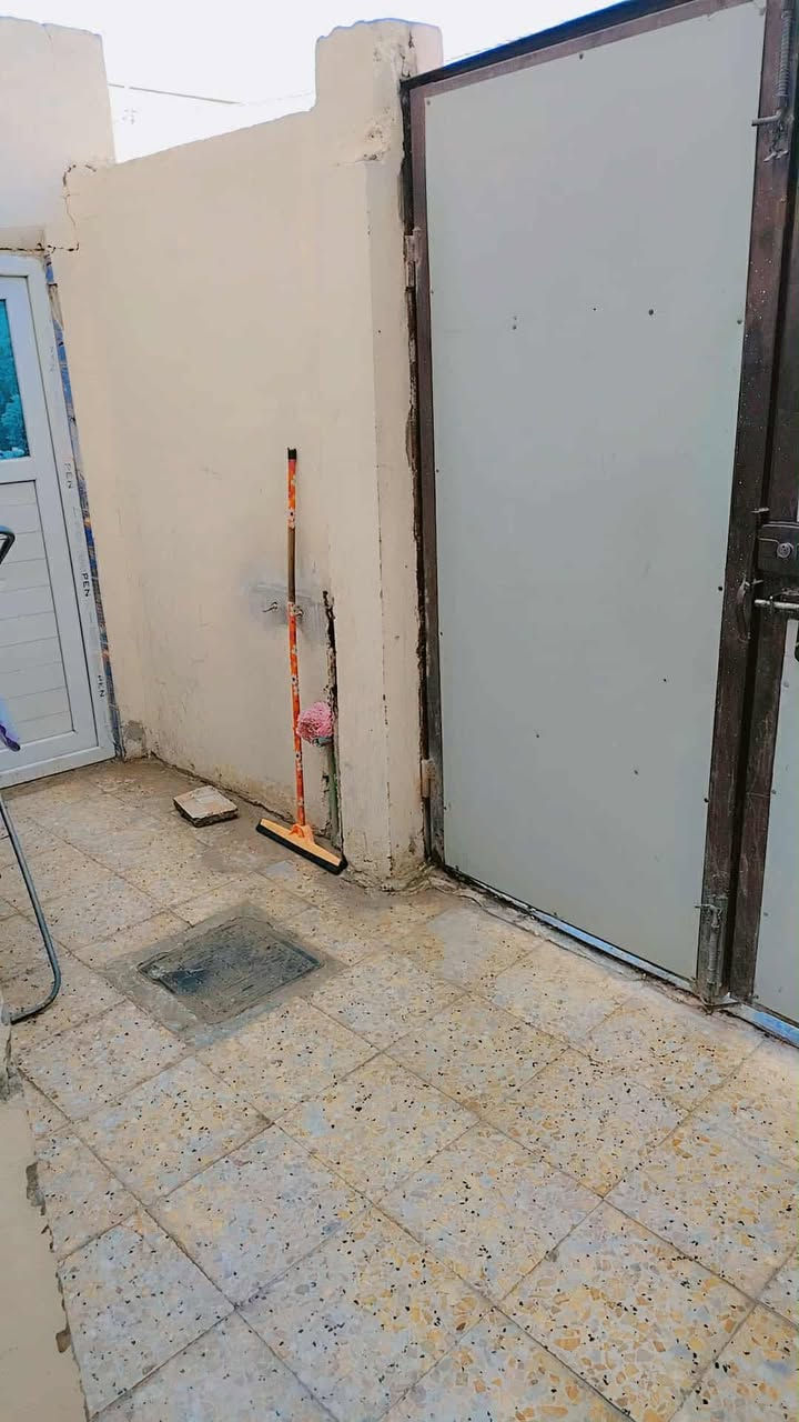 موجود بيت للرهن مساحة 100 متر طابق واحد بناء حديث في يحتوي استقبال وغرفة نوم وصالة ومطبخ معزول وصحيات داخلية وخارجية نجف حي النداء قرب المدرسة الوردية للتواصل /*********** واتساب فقط موجود
