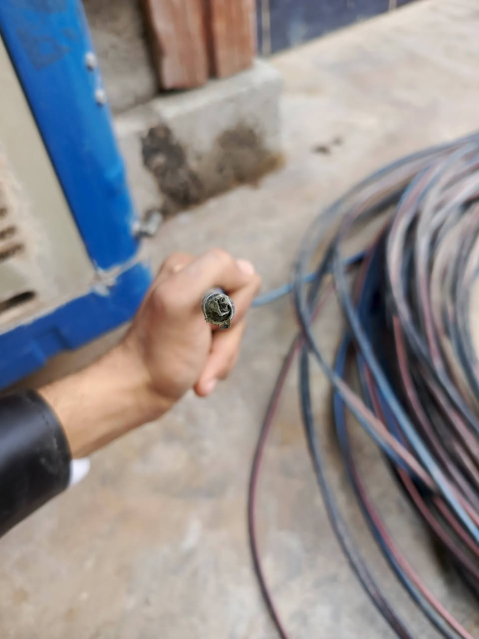 سلام عليكم واير كهرباء طوله 125متر حار وبارد سعر المتر 1250 وبي مجال شي بسيط واير ابو2×25
***********
