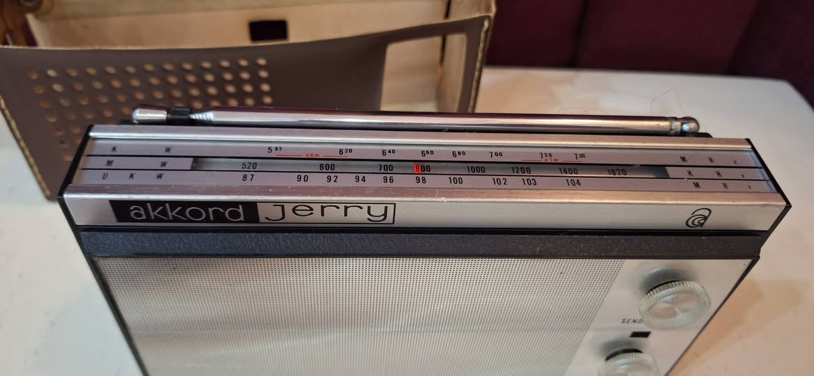 مُبارك عليكم شهر رمضان المبارك ، و كُل عام و أنتم بألف خير 
رادیو( اكورد جیری) الماني اصلي نضیف نضیف جدآ كامل شغال انتاج 1968
یعمل علی ٤ باتري قلم  
موجات رادیو  FM MW SW
توصیل   للحجز مراسلة الصفحة او مراسلة واتساب على الرقم ***********
