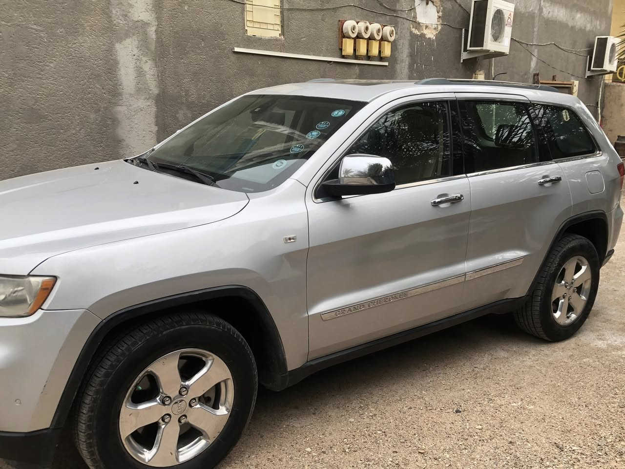 السلام عليكم 
للبيع جيب گراند شيروكي 2012 خليجي لمتدد فول مواصفات
محرك 6 سلندر
حساسات امامية و خلفية 
خمسة وضعيات للقيادة 
شاشة بلوتوث 
تحكمات ستيرن 
مثبت سرعة
تنتة/بانوراما 
سستم صوت 8 سماعات مع دمام خلفي 
تدفئة بالكشنات 
 السيارة محرك و گير مكفولات و مكفولة من الحادث 
بيهه معجون بباب السائق شوية و بالتكمة من جهة باب السائق موضحات بالسونار و البيبان الثنين من جهة العبري انطخن شوية عندي قبل اسبوعين و سويتهن 
قبل شهر مبدل حدادة و تخم تايرات جديد 
السيارة ماشية 307 الف كيلو متر 

البصرة القرنة الشرش

 
للاستفسار 
***********/واتساب فقط 
***********/اتصال
