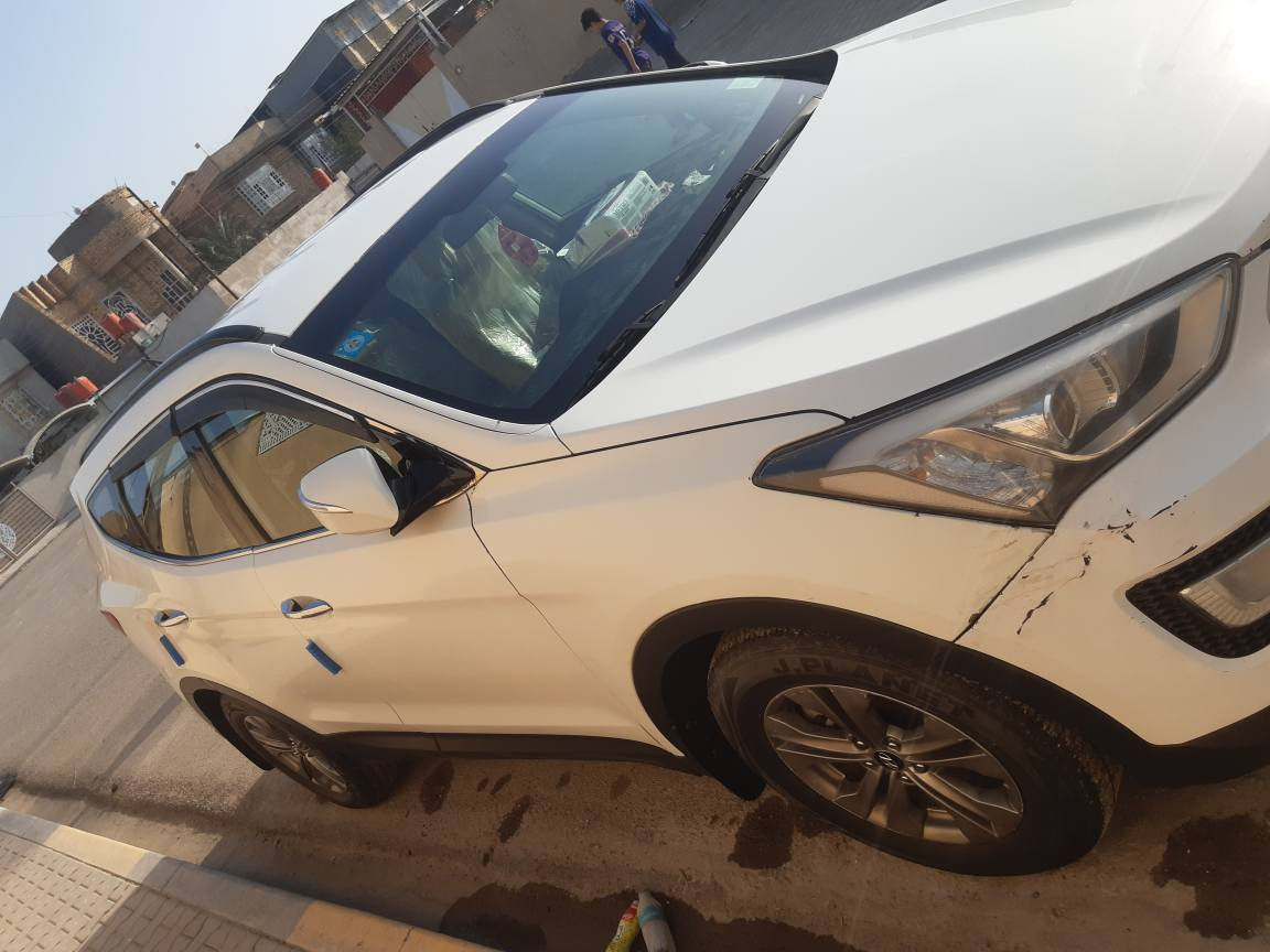 سنتافي مديل ٢٠١٤ 
فول مواصفات بمديله ما عده الفتحه 
سياره 6 سلندر محرك 3.3 دفع رباعي
٣ قطع تبريد 
٧ راكب 
مري شفط 
تحكمات ستيرن
جرس إنذار تجاوز السرعه القصوه
كشنات شامو
شاشه كبيره
ويل حجم 20
رقمه بصره 
رقم وسنويه وهزه كله جاهزه
ضرره جاملغ سمكره ودعاميه رش فقط
باقي السياره كله كفاله 
للاستفسار *********** البصرة, العراق
