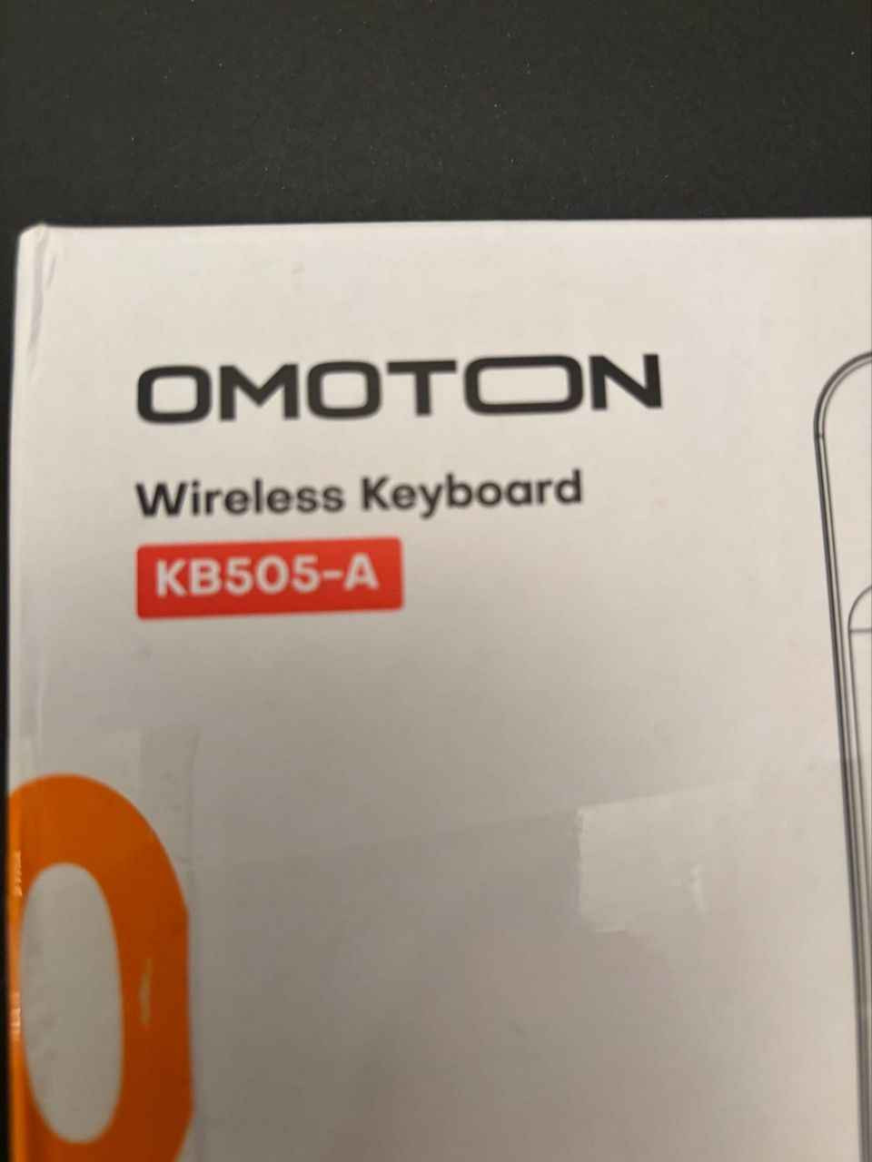 لوحة مفاتيح لاسلكية من نوع Omoton Ultra Slim Wireless Keyboard (موديل KB505-A)، وهي مصممة لتكون نحيفة للغاية ومحمولة لتناسب الاستخدام مع الأجهزة اللوحية والهواتف الذكية. 
المميزات الرئيسية:
إضاءة خلفية: تتميز بإضاءة LED بـ 7 ألوان قابلة للتعديل مع مستويات سطوع مختلفة، مما يسهل الكتابة في ظروف الإضاءة الضعيفة.
البطارية والشحن: تحتوي على بطارية ليثيوم مدمجة قابلة للشحن سعة 400-500 مللي أمبير، تدوم حتى 200 ساعة عمل عند إيقاف الإضاءة، وحوالي 3-5 ساعات عند تشغيلها.
التوافق: متوافقة مع أنظمة التشغيل iOS، وAndroid، وWindows، مما يجعلها مناسبة لأجهزة iPad، وiPhone، وأجهزة سامسونج اللوحية، وأجهزة الكمبيوتر المحمولة.
التصميم: خفيفة الوزن ونحيفة (سمكها حوالي 6.5 مم)، وتستخدم مفاتيح "Scissor-Switch" لتوفير تجربة كتابة هادئة ومريحة. بغداد, العراق


**إذا كنت صاحب هذا الإعلان وتريد حذفه لأي سبب، رجاءا أرسل رسالة إلى الدعم الفني**