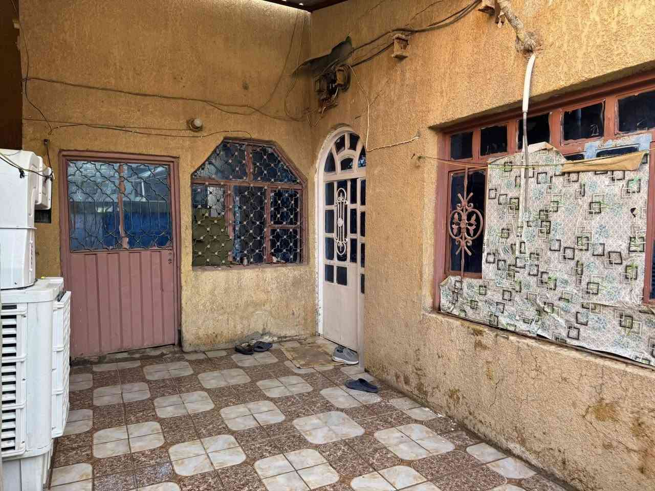 دار طابو صرف لـــلـــبـــيـــع
——————————————-
⭕️المنطقه كاملة الخدمات تبليط ومجاري ماء وكهرباء 
⭕️المساحـــــــة /100 متر 
⭕️العنـــــــوان الجته (حي الإمام الصادق الثاني ) مقابل مستشفى الإمام الحسين ع 
بالقرب من مجمع جناة للمفروشات 
—————————————
تـــفـــاصـــيـــل الـــدار 

الواجهه 8.5 والنزال 12 
✨غرف نوم عدد 3 
✨استقبال
✨مطبخ 
✨ مجموعة صحية 
✨طارمة (كراج)
✨ نوع البناء عگاده 

—————————————
سعر الـــدار 87 قابل للتفاوض  

—————————————- 
للاستفسار الاتصال او واتساب
- ***********
- ***********
