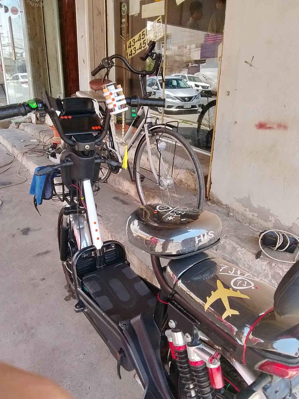 ماطور شحن للبيع
كلو شغال شرط 💯💯
لايت اشاير يمين يسار و خلاط💯💯
تايات جدد 💯💯
عقل اصلي مالت💯💯
باتريات انضاف ماتعبانين 💯💯
شاحنة موجوده 
النضافه كدام العين
مكاني موصل الجديده قرب دوره عبو ليسي 
السعر خاص 👋🫰
***********
