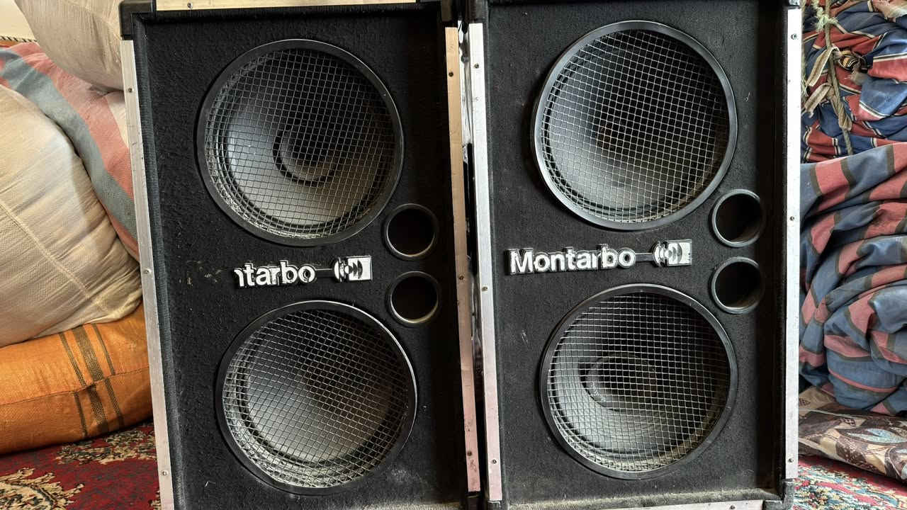 السلام عليكم
حبايبي عندي سماعات هنة والجهاز مالتهم ايطالي المنشأ وياهم ستانات زوج ولاقطة كاملة مكملة ايطالي اصلي
العنوان بغداد الشعلة  وسعرهم مناسب 
للاستفسار***********
