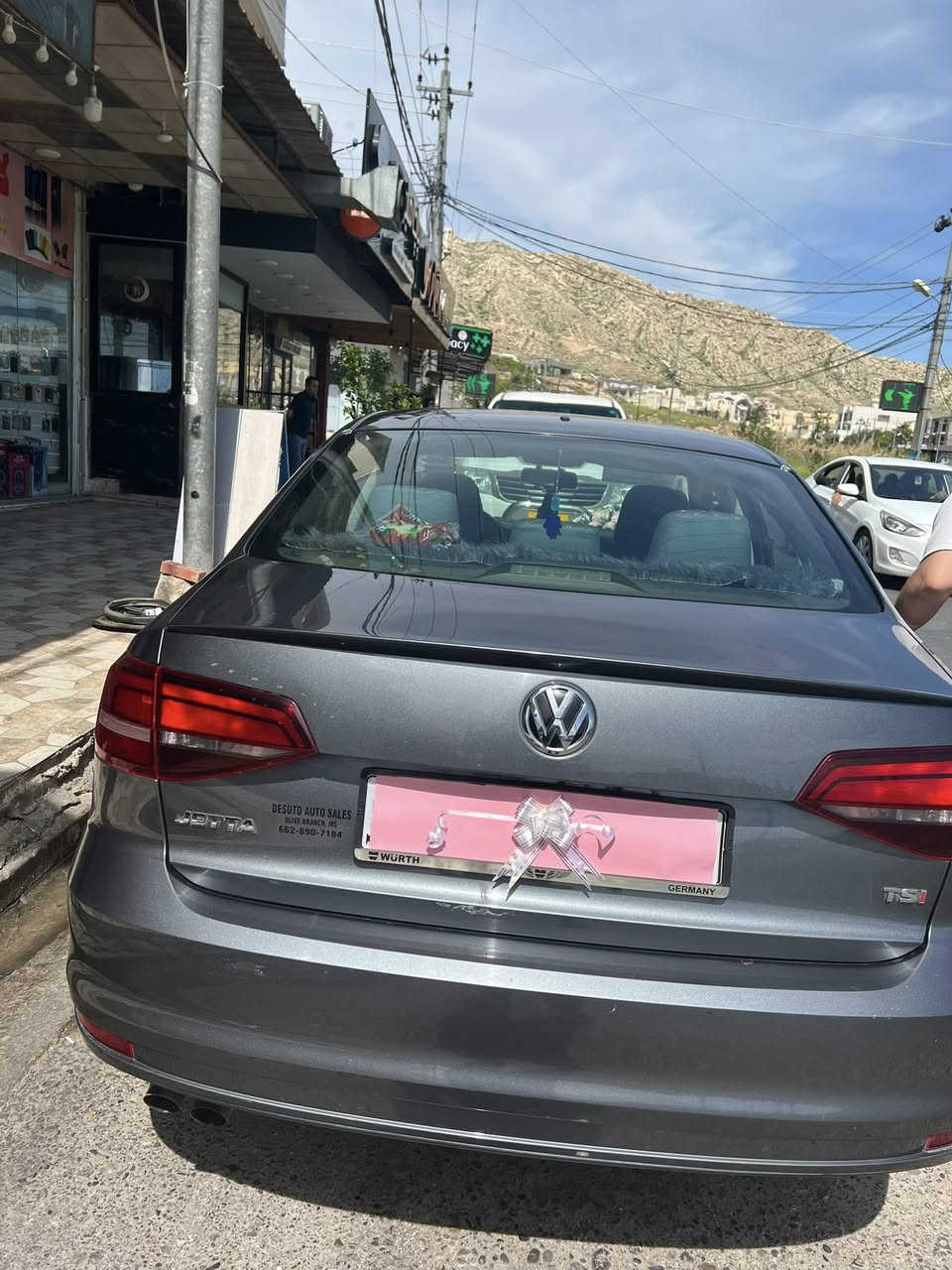 للبيع : سيارة فولكس فاجن جيتا TSI
موديل: 2018 – وارد أمريكي
سيارة: بدون دعم وصبغ 
ضرر: بيها تعديل بارد شبر (2) فقط
1-تعديل بونيد شبر ب امريكا
2-تعديل بين ابواب  شبر (ضرب بايسكل)
ماشيّة: 127 ميل فقط
اللون: نفطي
الموقع: دهوك -تناهى
رقم جديد: الماني
 حالة سيارة : ممتازة مال بيت،اقتصادي،قوي
🔰 المواصفات
أ-محرك 1.4 Turbo 
ب-گير عادي و أوتوماتيك   
ت-شاشة – بلوتوث – USB
ج-لايت امامي شغال -زينون عالي وناصي
ح-لايت خلفي شغال
د-تحكم ستيرن – مثبت سرعة
ز-كاميرة خلفية
هـ-نظام أمان : ABS + Airbag
و-تايرات جيدة
ي-ويل كب
سنوية سيارة باسمي + تحويل
السعر :137$ بيها مجال
للاستفسار:*********** واتس اب
    ***********
