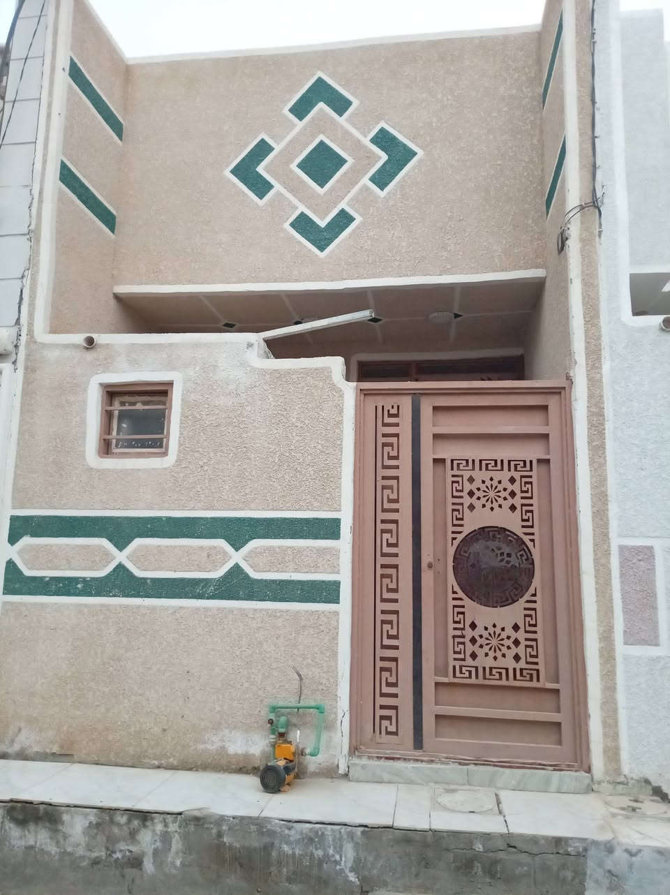 السلام عليكم..
مشتمل ٥٠ متر مقابل علوة المخضر بناء جديد تقريبا ٥٠ متر عن شارع العام للبيع السعر ٤٢ وبب مجال
***********
