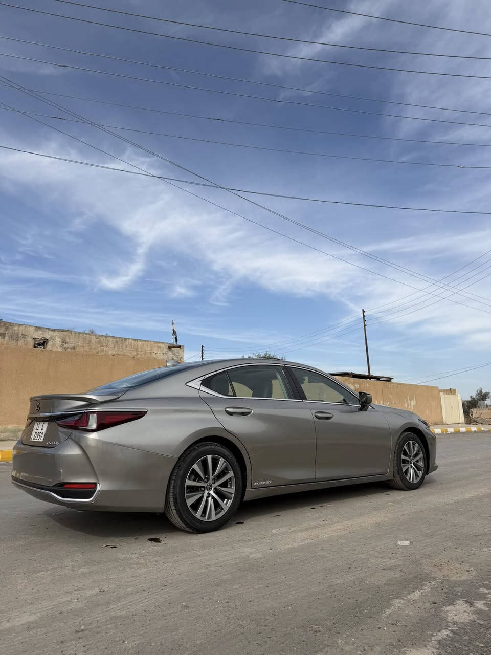 السلام عليكم للبيع فقط تيوتا لكزز 2021 هايبرد فول مواصفات تفاصيلها كامله بالمنشور رقم بغداد باسمي السياره بدون نواقص كير محرك صدر تخم تاير كله جديد مكاني سامراء السعر 215 وبيها مجال ***********
