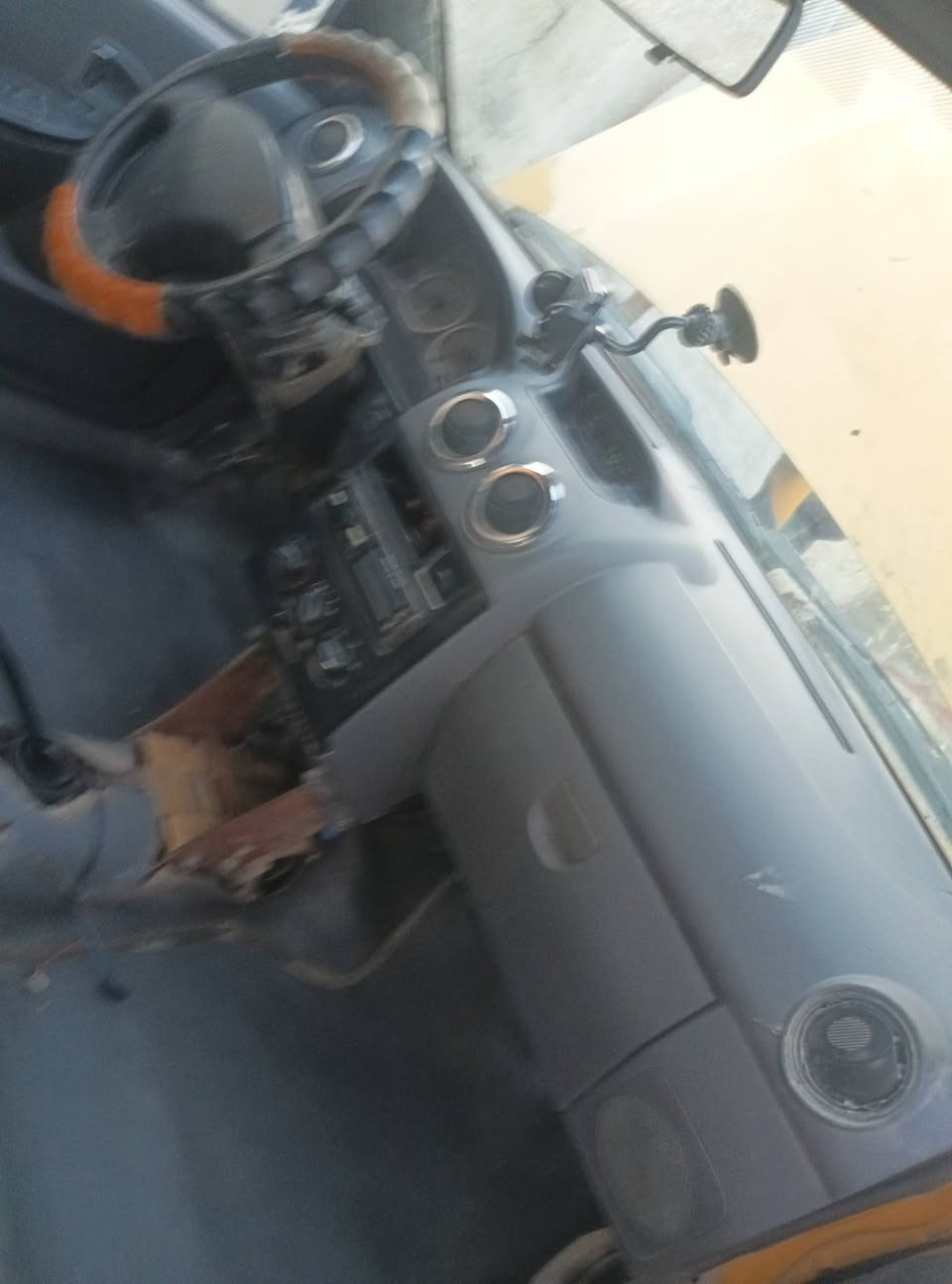 للبيع موديل 12رقم انكليزي سنويه 28مكينه او كير حداديه كلهن بلجيس باتري جديد مكان السياره حله شارع 100السعر 22او بيها مجال ***********
