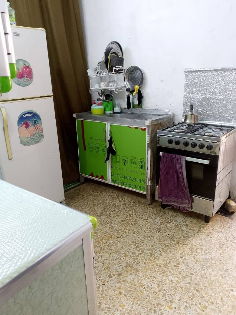 السلام عليكم
بيت للبيع بل حولي 
خلف ملعب النجف مساح 100 اعكاده 
ايحتوي على غرفه نوم واحده وصاله ومطبخ واستقبال 
وحمام داخلي وصحيات خارجيه 
السعر 70وبي مجال 
الاستفسار على الرقم ***********
